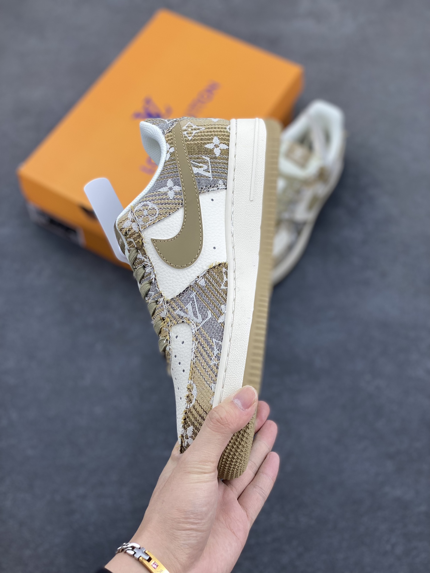 图片[3]-NIke Air Force 1 \’07 Low “LV联名——卡其印花牛仔”空军一号 低帮 运动鞋 休闲鞋 折边针车 工艺难度大 原楦头原纸板 原装鞋盒 定制五金配件 内置全掌气垫 原厂鞋底 货号：XS1958-582 尺码：36 36.5 37.5 38 38.5 39 40 40.5 41 42 42.5 43 44 44.5 45-选品中心