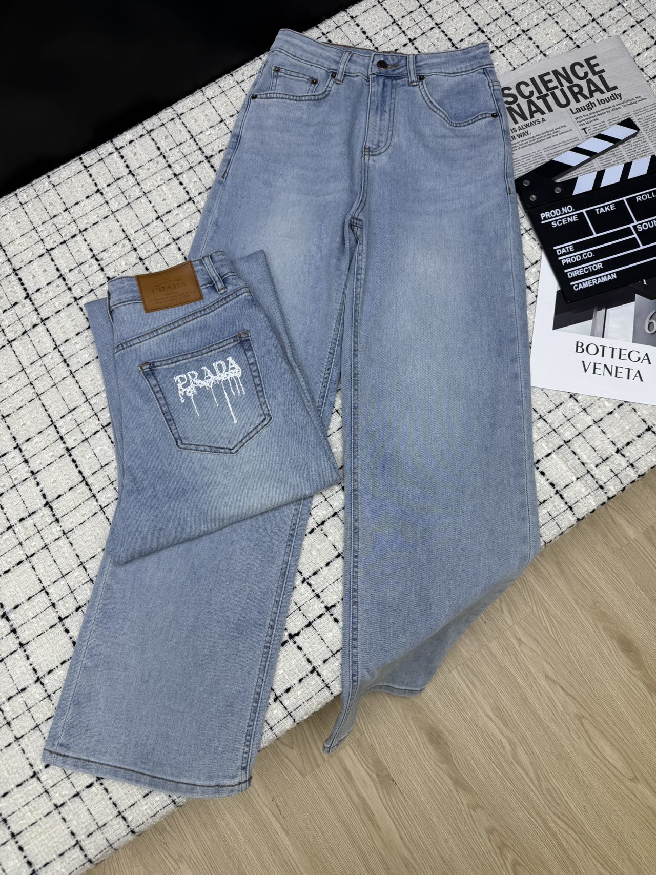 NO:410600,Wearing the long-legged effect Prad*25ss Back pocket V-embroidered logo jeans Straight high-waisted pants shape can make the proportion of legs the longest. The upper body is a perfect long-legged girl. Retro blue wash water with a medieval design. Simple and versatile fabric with elasticity. The upper body is super comfortable. One color 26-27-28-29-30.,,prada,jeans,alexander wang19860909穿出长腿效果 Prad*25ss 后背口袋V刺绣logo牛仔裤 直筒高腰的裤型 可以将双腿比例感拉到最长 上身就是妥妥的长腿妹子 复古蓝洗水 带有中古感设计 简洁百搭 面料带有弹性 上身超舒服 一色26-27-28-29-30.,,prada,jeans,alexander wang,Women's clothing