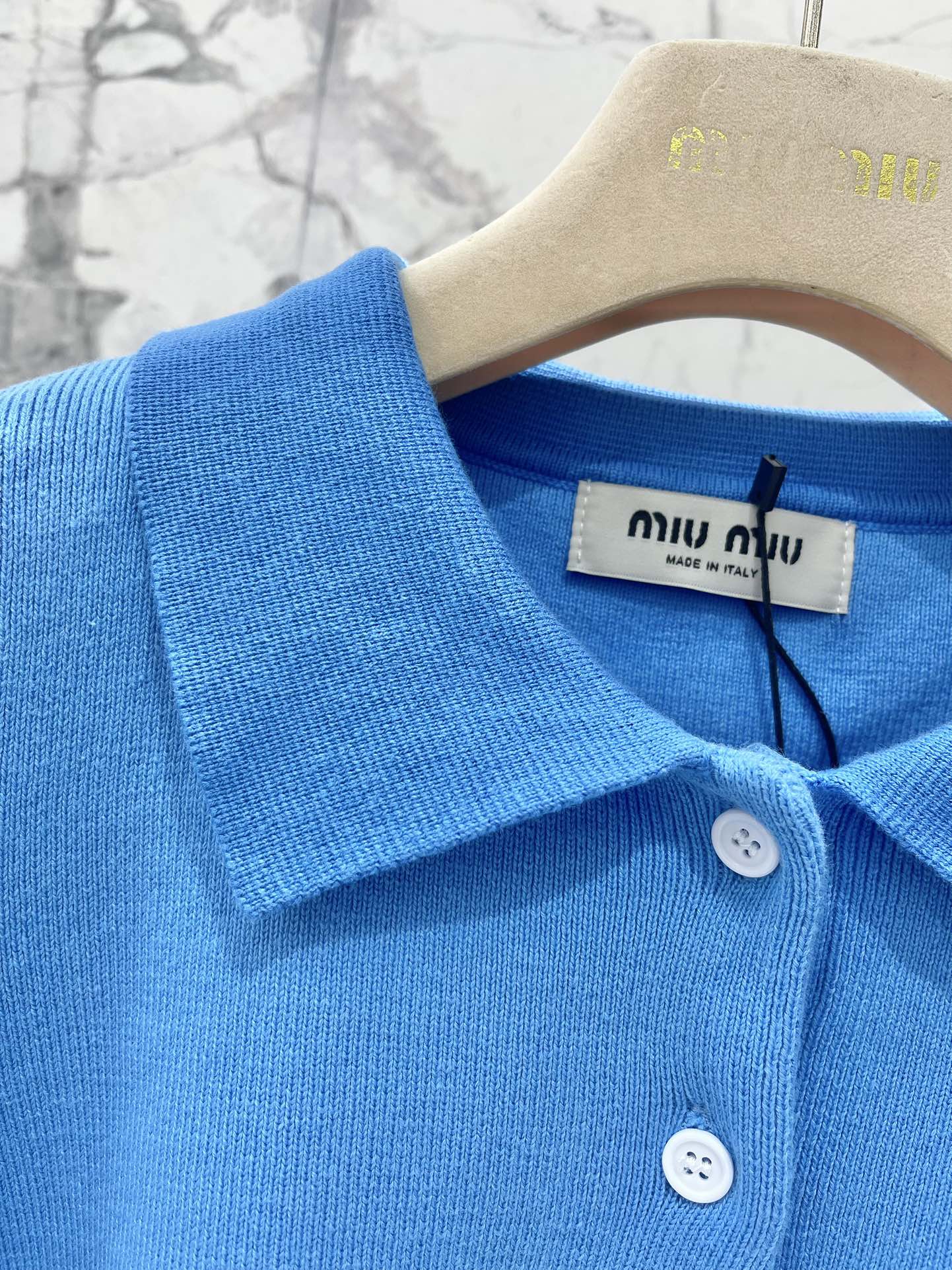 𝗠𝗜𝗨𝗠𝗜𝗨* 缪家学院风减龄Polo领短款T恤

👕简直就是青春校园剧的女主角本人啦！🎬👧 经典的Po