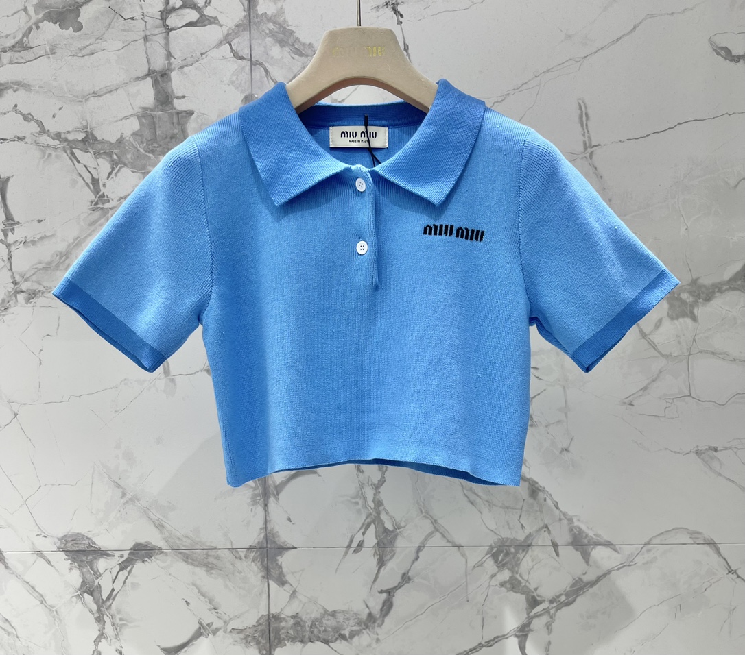 𝗠𝗜𝗨𝗠𝗜𝗨* 缪家学院风减龄Polo领短款T恤

👕简直就是青春校园剧的女主角本人啦！🎬👧 经典的Po