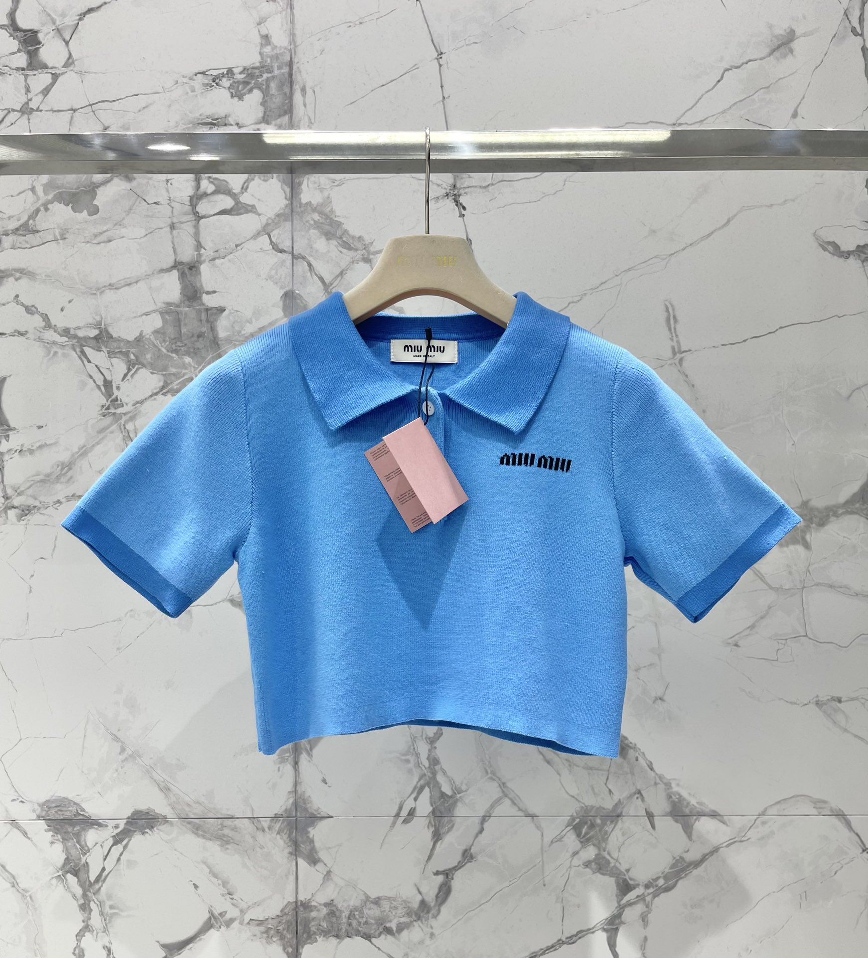 𝗠𝗜𝗨𝗠𝗜𝗨* 缪家学院风减龄Polo领短款T恤

👕简直就是青春校园剧的女主角本人啦！🎬👧 经典的Po