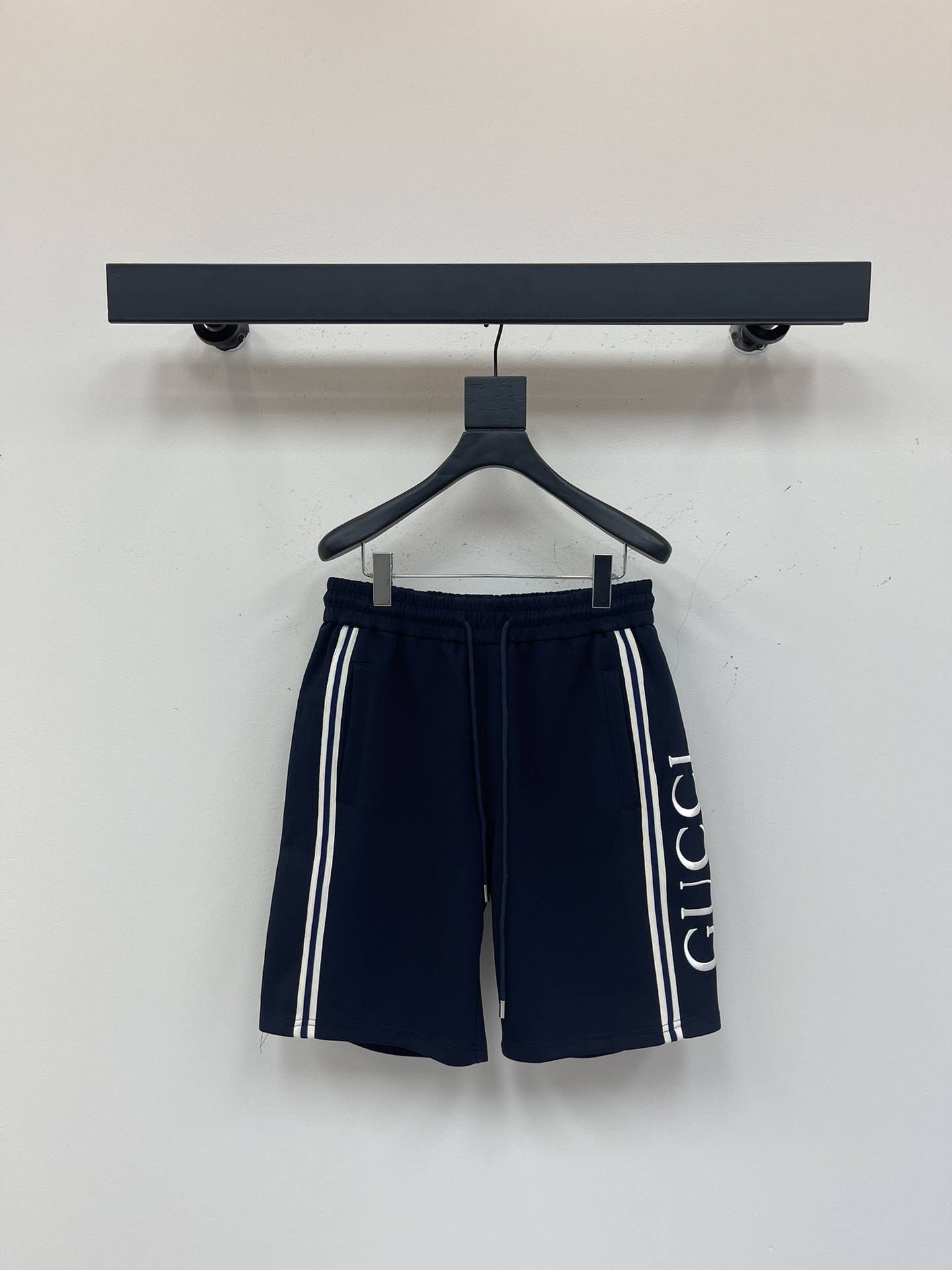 NO:411728,Gucc**25 spring and summer new styles for men and women, casual drawstring shorts, sports and casual pinch pants!  Imported pure cotton material, it is breathable and comfortable to wear with close body, and the style is very three-dimensional, beautiful colors, eye-catching and fashionable!  The unique patterns will definitely make you stand out in the crowd!  The casual and loose five-point pants cutout + elastic drawstring waist design, the upper body effect is age-reducing and versatile, and it can be easily used for daily casual outfits for both men and women!  XS-L, gucci, shorts, alexander wang19860909Gucc**25春夏新款男女同款休闲抽绳短裤,运动休闲五分裤！进口纯棉材质,贴身穿着透气亲肤舒适,版型非常具有立体效果色彩靓丽、吸睛时髦度爆棚！与众不同的图案绝对可以让你在人群中出彩万分！休闲宽松的五分裤版型裁剪+松紧抽绳裤腰设计,上身效果减龄又百搭,轻松Get起日常休闲穿搭,男女皆可轻松驾驭！XS-L,,gucci,shorts,alexander wang,Women's clothing