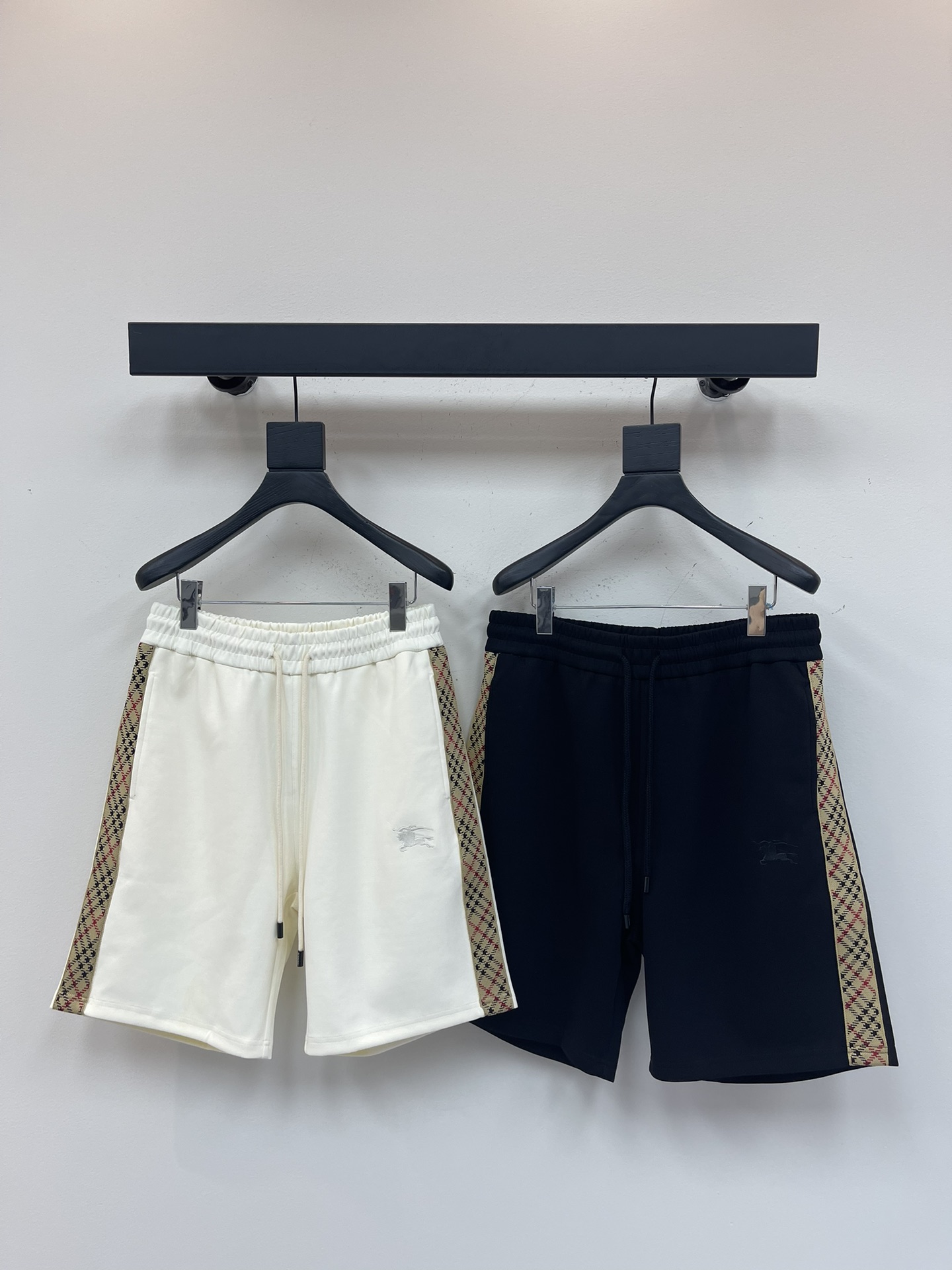 NO:411721,Burberr*25 spring and summer new men and women's same casual drawstring shorts, sports and casual pinch pants!  Imported pure cotton material, it is breathable and comfortable to wear with close body, and the style is very three-dimensional, beautiful colors, eye-catching and fashionable!  The unique patterns will definitely make you stand out in the crowd!  The casual and loose five-point pants cutout + elastic drawstring waist design, the upper body effect is age-reducing and versatile, and it can be easily used for daily casual outfits for both men and women!  XS-L, burberry, shorts, alexander wang19860909Burberr*25春夏新款男女同款休闲抽绳短裤,运动休闲五分裤！进口纯棉材质,贴身穿着透气亲肤舒适,版型非常具有立体效果色彩靓丽、吸睛时髦度爆棚！与众不同的图案绝对可以让你在人群中出彩万分！休闲宽松的五分裤版型裁剪+松紧抽绳裤腰设计,上身效果减龄又百搭,轻松Get起日常休闲穿搭,男女皆可轻松驾驭！XS-L,,burberry,shorts,alexander wang,Women's clothing