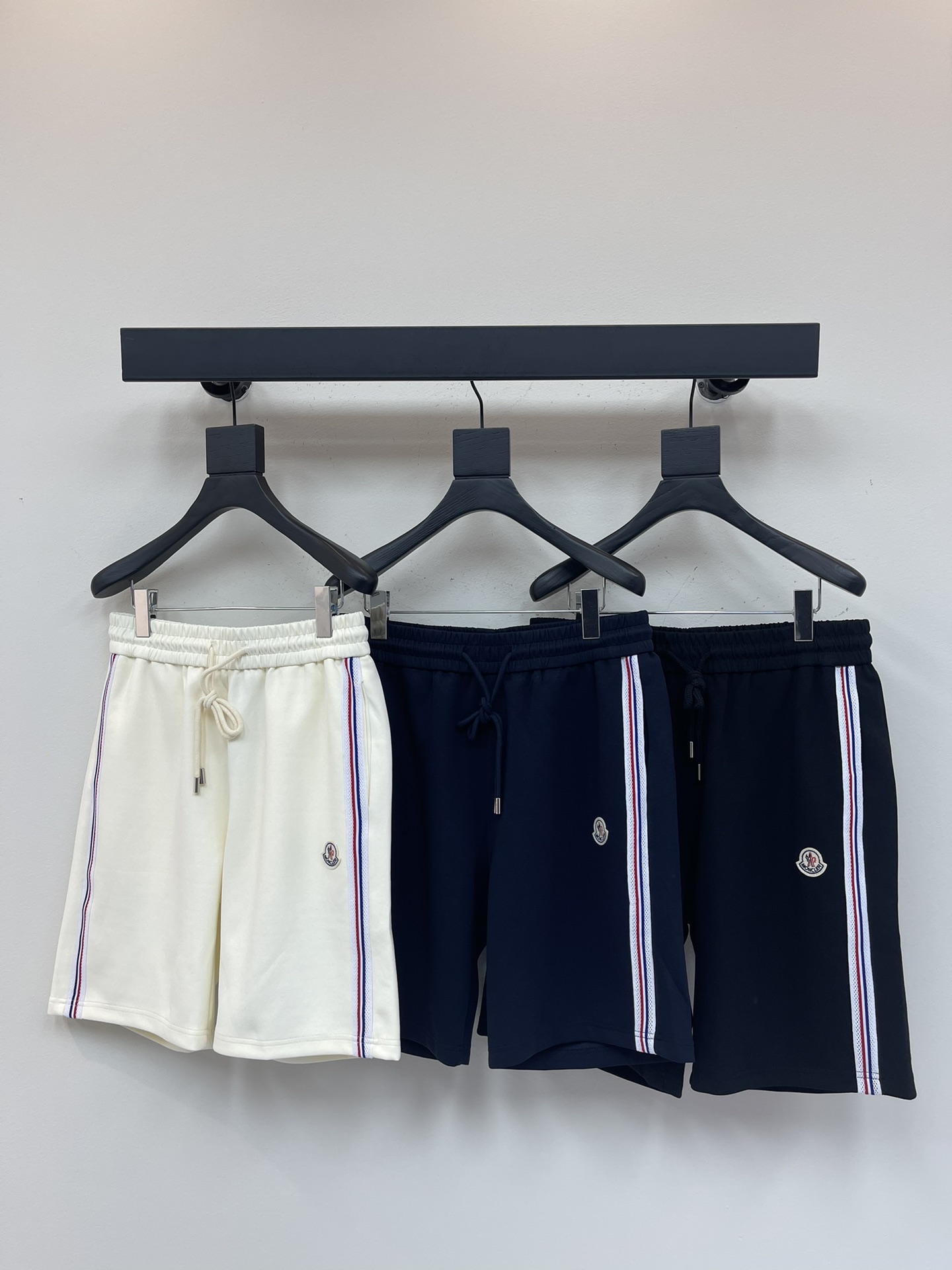 NO:411735,Moncle* 25 Spring and Summer New Men and Women's Same Casual Drawstring Shorts, Sports and Casual Cropped Pants!  Imported pure cotton material, it is breathable and comfortable to wear with close body, and the style is very three-dimensional, beautiful colors, eye-catching and fashionable!  The unique patterns will definitely make you stand out in the crowd!  The casual and loose five-point pants cutout + elastic drawstring waist design, the upper body effect is age-reducing and versatile, and it can be easily used for daily casual outfits for both men and women!  XS-L, Moncler, shorts, alexander wang19860909Moncle*蒙口25春夏新款男女同款休闲抽绳短裤,运动休闲五分裤！进口纯棉材质,贴身穿着透气亲肤舒适,版型非常具有立体效果色彩靓丽、吸睛时髦度爆棚！与众不同的图案绝对可以让你在人群中出彩万分！休闲宽松的五分裤版型裁剪+松紧抽绳裤腰设计,上身效果减龄又百搭,轻松Get起日常休闲穿搭,男女皆可轻松驾驭！XS-L,,Moncler,shorts,alexander wang,Women's clothing