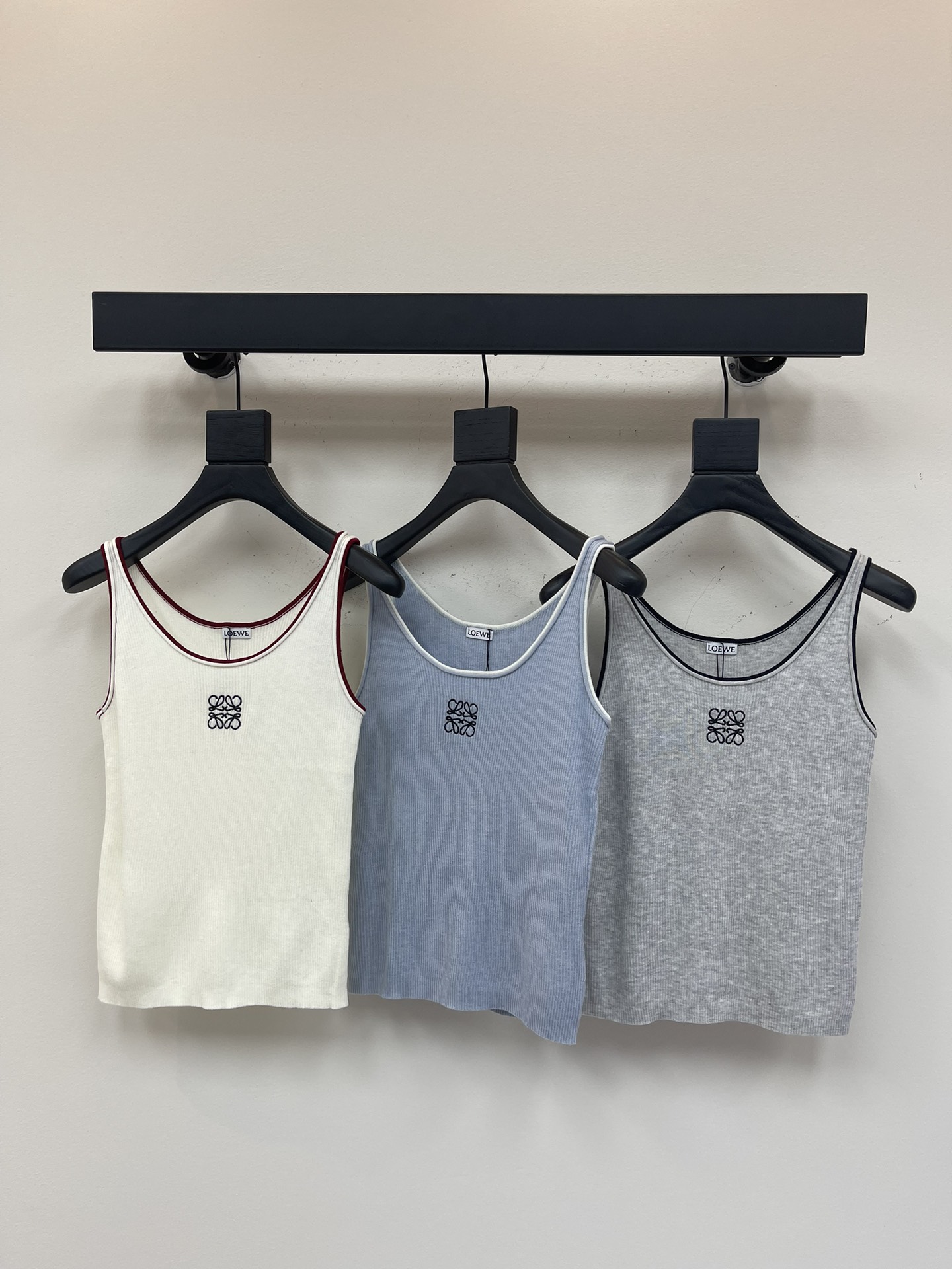 NO:410717,Loew*25 spring and summer new embroidered logo knitted vest!  Contrasting collar curly design, chest embroidery logo is low-key and luxurious, vertical striped texture slim fit, top body looks huge and slim, layered and single wear is great, it is an indispensable item for dressing experts!  SML, loewe,alexander wang19860909Loew*25春夏新款刺绣logo针织背心！撞色领口卷边设计,胸前刺绣logo低调奢华 竖纹肌理修身版型上身巨显瘦,叠穿单穿都很赞 穿搭达人不可或缺的单品！SML,,loewe,alexander wang,Women's clothing