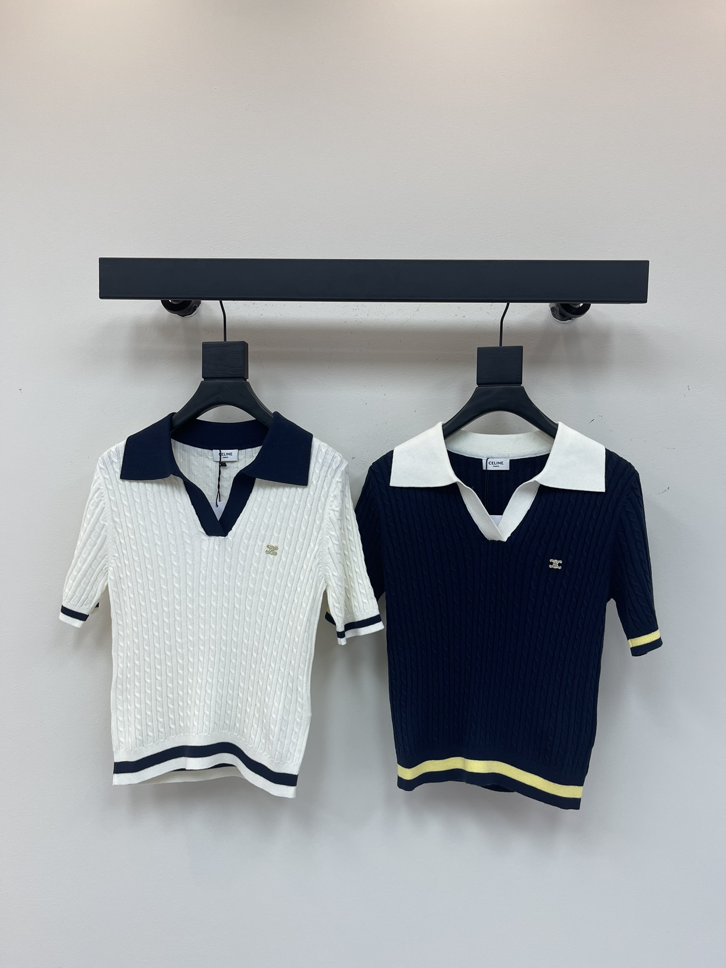 NO:410699,Celin*25 new knitted lapel short sleeves, customized YB wool yarn woven, high-quality texture, gloss and comfortable, knitted lapel half-pallet top cut, the whole body is intertwined with crochet texture, outline the crimp texture pattern, highlight the high-end feeling of outfit, contrasting collar design with striped thread lace, elastic and tighter, more refined, slimming outfit, the style is inclusive of the figure, showing the slack tone, the Arc de Triomphe logo on the chest, highlighting the light luxury and fashionable temperament, can be worn alone, the first choice for fashion outfits in all seasons, SML, celine, T-shirt, alexander wang19860909Celin*25新款针织翻领短袖 定制YB羊毛纱线织造 质感高级 光泽舒适 针织翻领半开襟上衣剪裁 通体利用钩针肌理交织 勾勒出绞花纹理图案 凸显穿搭高级感 领口撞色设计袖口和下摆采用条纹螺纹花边 弹性松紧更显精致 穿搭显瘦 版型包容身材 尽显松弛调性 胸前凯旋门徽标 凸显轻奢时髦气质 单穿叠穿均可 四季时尚穿搭首选 SML,,celine,T-shirt,alexander wang,Women's clothing