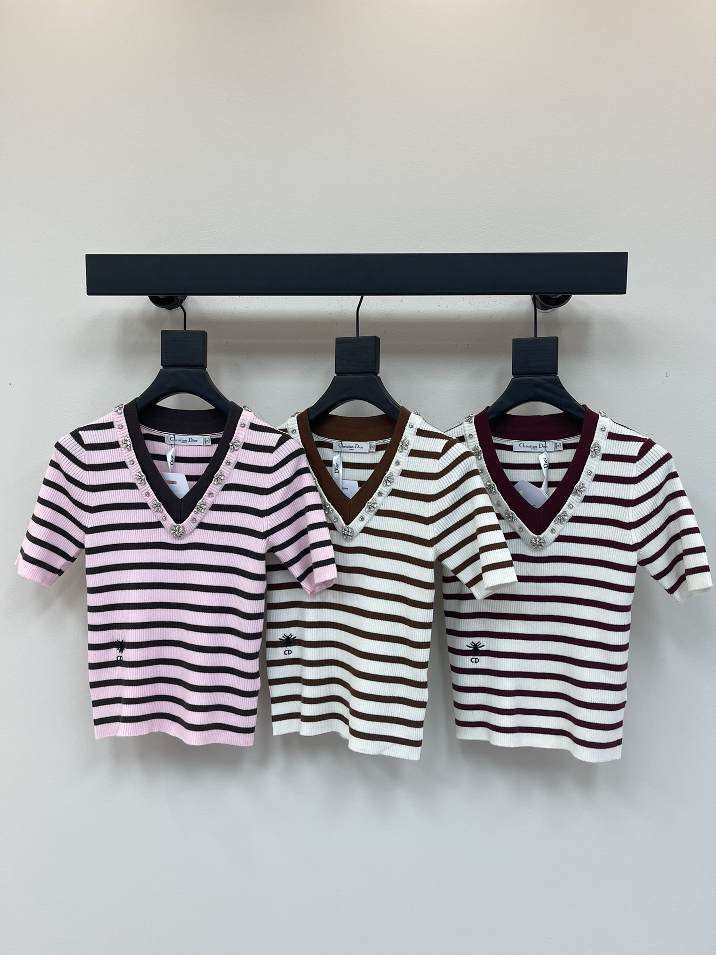 NO:410707,Dio*25 new heavy industry neckline rhinestone striped V-neck knitted short sleeves, CD bee embroidered logo on the hem, a must-have item for fashionable essence!  The rhinestone inlay on the neckline makes people look eye-catching and unique!  The upper body is the exquisite elf goddess!  Reflecting the sweet princess atmosphere!  SML, dior, T-shirt, alexander wang19860909Dio*25新款重工领口水钻条纹V领针织短袖,下摆CD蜜蜂刺绣徽标,时髦精必入单品！领口的水钻镶嵌 令人眼前一亮醒目别致！上身就是精致的精灵女神！体现甜美的公主气息！SML,,dior,T-shirt,alexander wang,Women's clothing