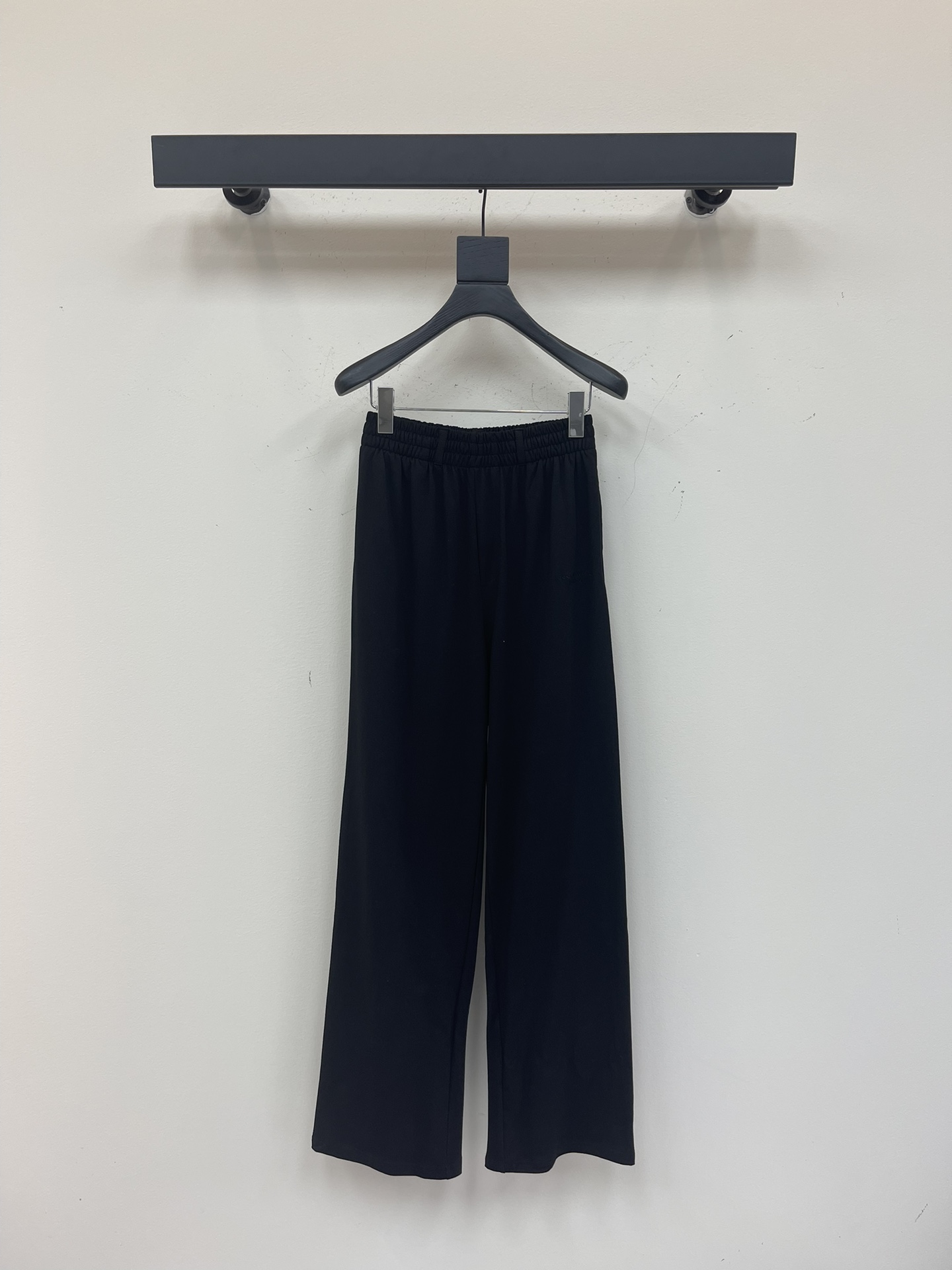 NO:410744,Alex*Wang25 new embroidered sports casual pants, elastic waist craftsmanship, high-order fabrics with skin-friendly feel, and a huge and beautiful style. Customized high-quality fabrics with textured casual goddess artifacts!  The temperament of a young girl with a younger age is elegant and sweet!  The style is versatile and not picky about others. It is beautiful!  Workmanship quality depends on details SML, alexander wang19860909Alex*Wang25新款刺绣运动休闲裤 松紧腰工艺高订面料亲肤感更舒适 版型巨好看 订制高品质面料质感休闲女神神器！ 减龄少女风气质优雅不失甜美！ 版型百搭不挑人上身美的不要不要的！ 做工品质看细节 SML,,alexander wang,Women's clothing