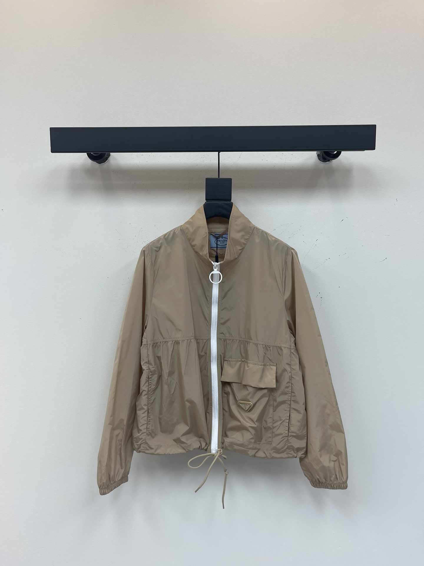 NO:416172,Prad*25 spring and summer new lapel drawstring sun protection jacket Customized YB imported sun protection material texture shiny comfortable and stylish sun protection charge jacket Contrast color zipper details are handsome, showing fashionable style outfit, waist contour division upper and lower proportions more revealing body shape, triangular metal letter logo embellishes the pocket, simple design style shows brand style, drawstring adjusts elasticity, outfit shows personality style, matching is more brand charm, fashionable trend SML,,prada, jackets & coats,alexander wang19860909Prad*25春夏新款翻领抽绳防晒外套 定制YB进口防晒材质 质感光泽 舒适有型 防晒冲锋外套 撞色拉链细节帅气十足 尽显时髦格调穿搭 腰间廓形划分上下比例更显身材 三角金属字母徽标点缀口袋之上 简约设计款展现品牌风范 抽绳调节松紧 穿搭尽显个性风采 搭配更具品牌魅力 时髦潮流 SML,,prada,jackets & coats,alexander wang,Women's clothing