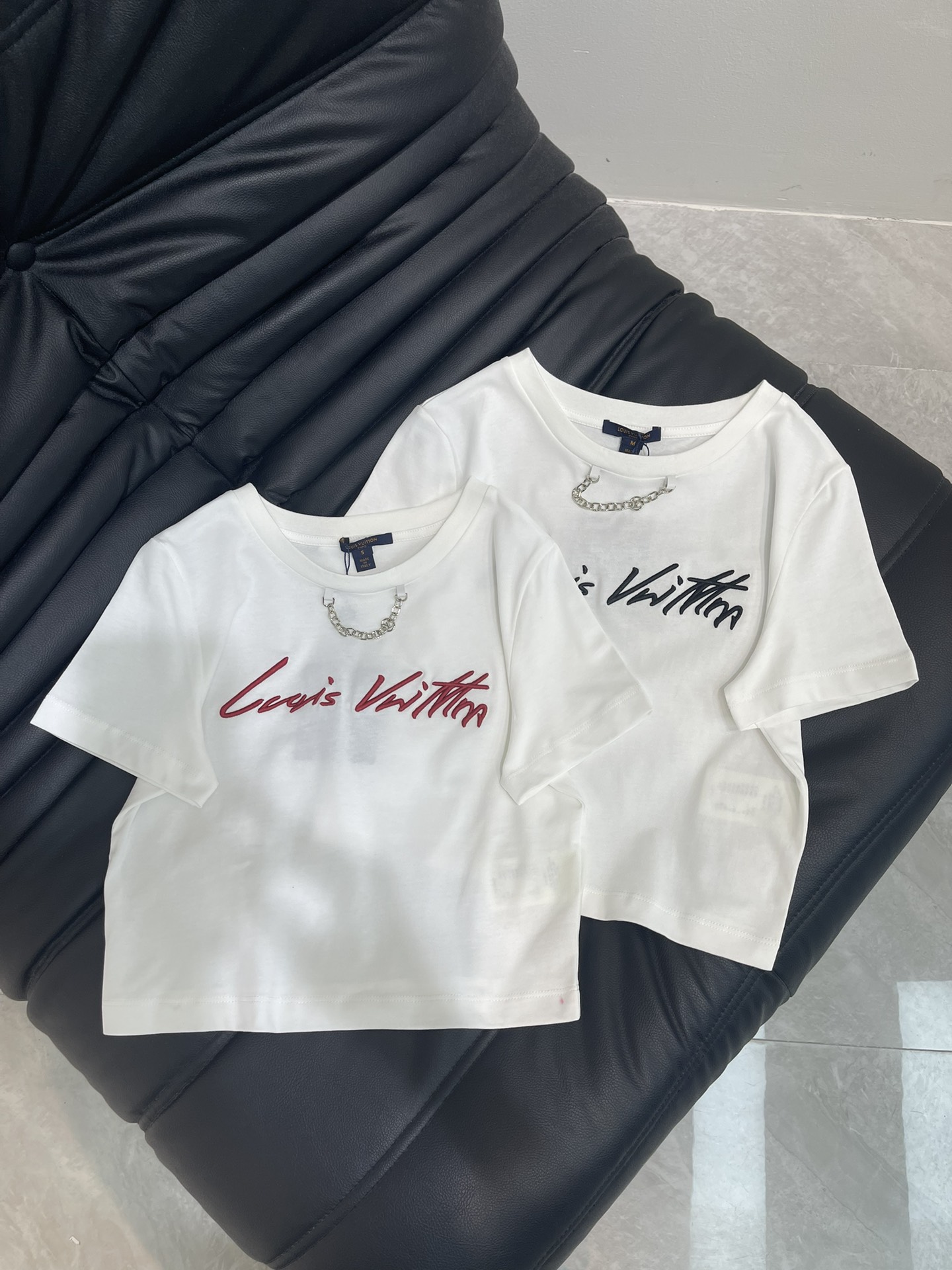 NO:410726,Louis Vuitto*25 new short embroidered letter chain short-sleeved T-shirt Customized YB native cotton material breathable and comfortable, full texture Slim short T-shirt cut highlights the brand style Made of gram-weight pure cotton with a slight elasticity Presents the visual effect of slimming The neckline is designed with metal letter chains Decorated with chest embroidered letter logos The floral style is casual and free, showing high-end style The inner wear is brilliant and fashionable SML,,louis vuitton,T-shirt,tees,t-shirt,alexander wang19860909Louis Vuitto*25新款短款刺绣字母链条短袖T恤 定制YB原生全棉材质 透气舒适 质感十足 修身短款T恤裁剪 凸显品牌格调 采用克重纯棉制成 略带有弹力 呈现显瘦视觉效果 领口以金属字母链条作设计亮点 胸前刺绣字母徽标装饰 花体风格随性自由 彰显高级格调 单穿内搭都出彩时髦 SML,,louis vuitton,T-shirt,tees，t-shirt,alexander wang,Women's clothing