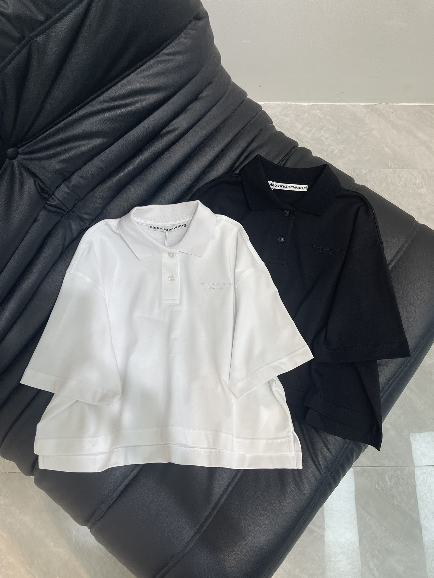 NO:410736,Alex*Wang25 spring and summer new lapel polo shirt short-sleeved T-shirt custom YB cotton material breathable and comfortable thread splicing pattern in the same color, full texture, regular style cutting, exquisite embroidery highlights the brand's style slim and slimming visual effect, classic color matching creates a personal style, full of creativity, brand high-end design sense, single wear and inner wear is brilliant and fashionable, customized surface accessories, high-version SML, T-shirt,tees, t-shirt,alexander wang19860909Alex*Wang25春夏新品翻领polo衫短袖T恤 定制YB棉材质 透气舒适 同色系螺纹拼接图案 质感十足 常规版型裁剪 精致刺绣凸显品牌格调修身显瘦视觉效果 经典配色打造个性风格 充满创意 品牌高级设计感拉满 单穿内搭都出彩时髦 定制面辅料 高版本SML,,T-shirt,tees，t-shirt,alexander wang,Women's clothing