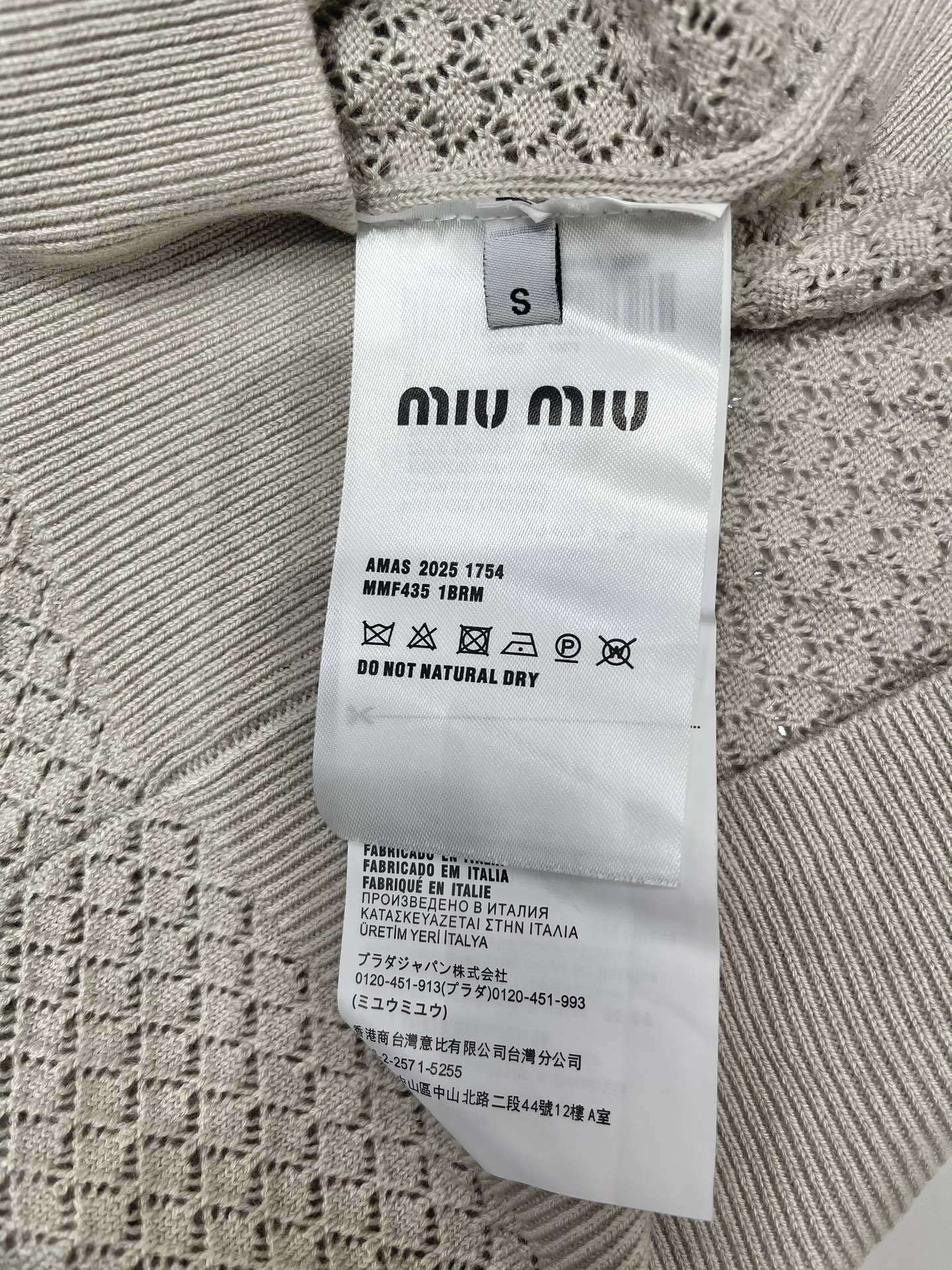 𝗠𝗜𝗨𝗠𝗜𝗨* 缪家 25春夏新款米色字母logo针织polo衫
米色的针织polo衫,颜色温柔得就像