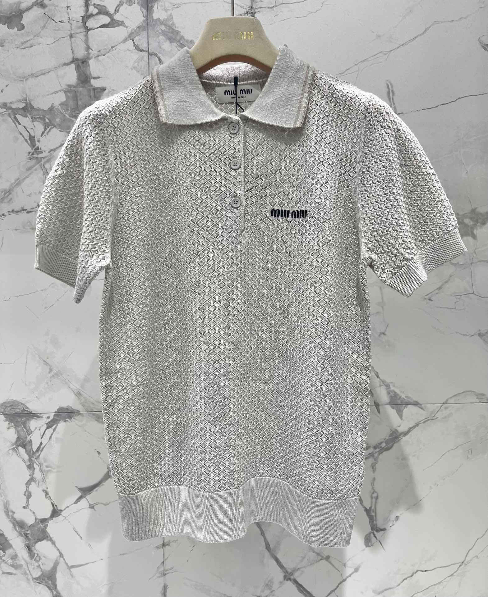 𝗠𝗜𝗨𝗠𝗜𝗨* 缪家 25春夏新款米色字母logo针织polo衫
米色的针织polo衫,颜色温柔得就像