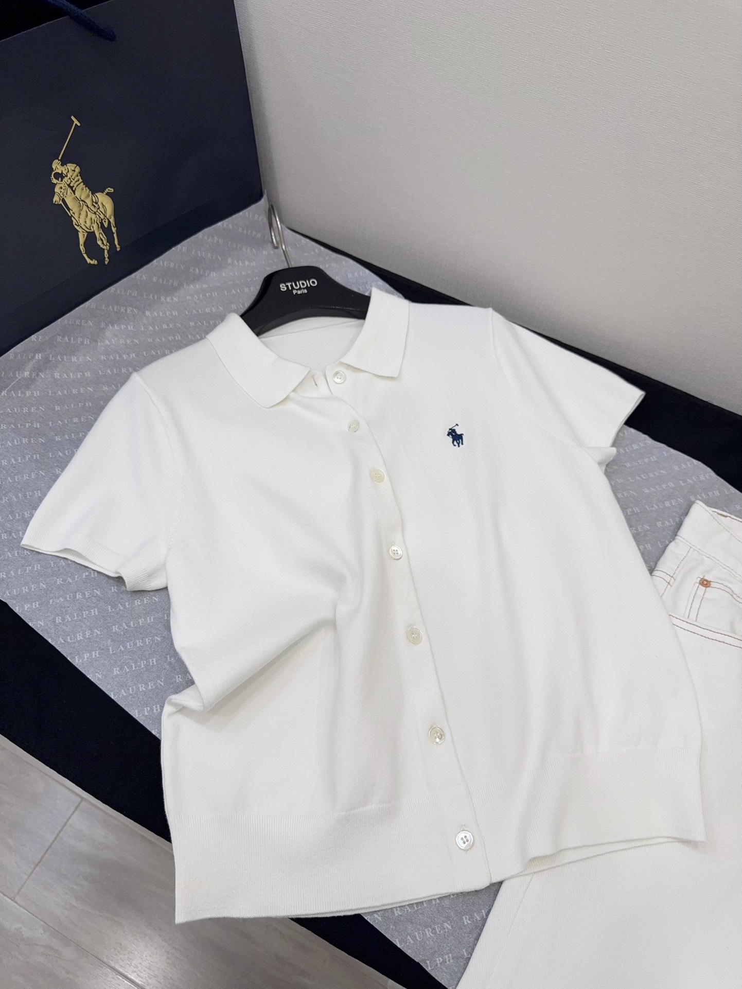 NO:413560,A high number of 16 stitches will make the yarn arrangement tighter. Most high-end sweaters will use 16 stitches, which will have a better texture and a delicate and skin-friendly touch!  Very comfortable knitting density, good balance and cool feeling. If you like sweaters, you should not miss it. It is not the basic style, but the college style. It is a very nice style when pairing jeans and skirts!  !  ,skirts,jeans,alexander wang19860909高针数16针,会让纱线排列更紧密,大多数高端针织衫都会去用到16针,质感会更优越,触感细腻亲肤！很舒服的针织密度,很好的平衡清凉感～喜欢针织衫的这件更不能错过,不是基础款,是那种学院风的感觉,牛仔裤和裙子去搭配都很nice的一款！！,,skirts,jeans,alexander wang,Women's clothing