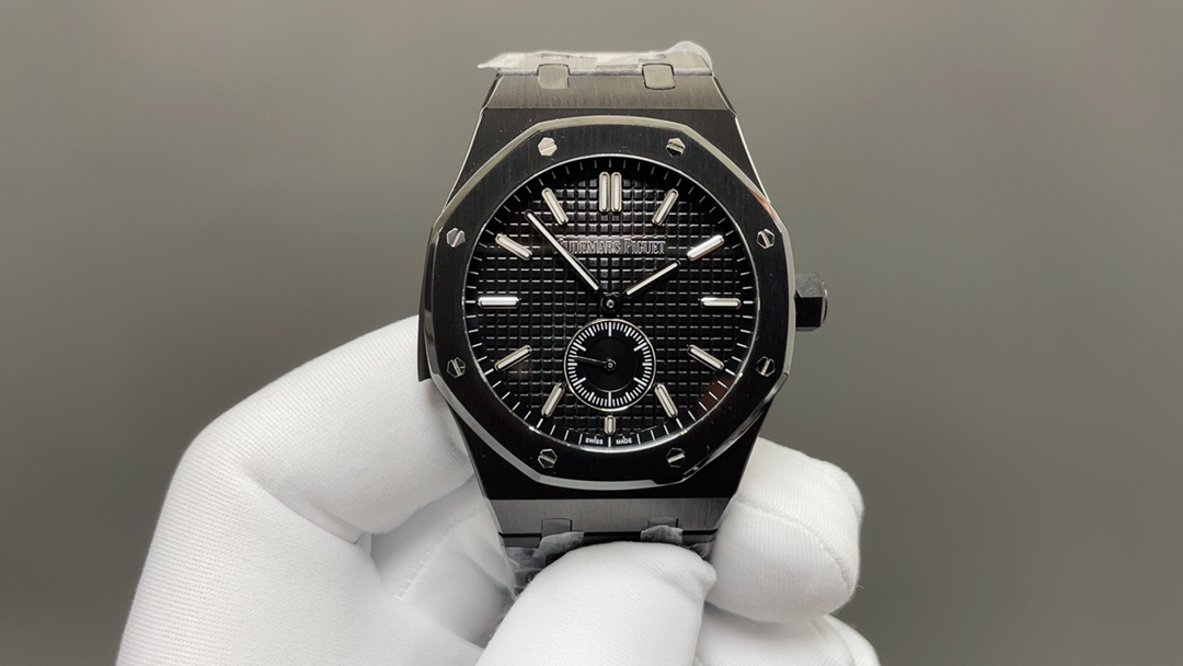 NO:393115,A Audemars Piguet Royal Oak 26591I series men's watch, shockingly launched, the back cover is upgraded to the bottom, adopting the 2953 upgraded movement, achieving the peak of the steel watch - the performance of strength, defending the title of 'steel' king!  [5 exquisite points] 1. The authentic disassembly mold is 42×11.3 mm in size and the same as the authentic one!  2. Perfectly restore every detail of the genuine case, showing the authentic 'clear edges and angular, resolute and courageous' masculine temperament. 3. The workmanship of the steel belt is impeccable, which is higher than any steel belt watch on the market. The tightness of the 'cushion belt' connected to the steel belt head and the watch head is exactly the same as that of the genuine one (optional steel belt style and tape style) 4. Audemars Piguet 2953 upgraded movement, stable, excellent, and more real. 5. The 'biscuit texture' of the dial is three-dimensional and full. Paired with platinum fluorescent time marks and Royal Oak Royal Oak pointer, experience exquisitely and feel differently!  A must-be boutique, audemars19860909A爱彼皇家橡树26591I系列男士腕表 震撼上线后盖升级透底,采用2953升级版机芯, 成就钢表巅峰—— 实力演绎 卫冕“钢”王！【5大精妙之处】 1.正品拆解开模,尺寸为42×11.3毫米与正品一致！ 2.完美还原正品表壳的每一处细节,尽显正品“棱角分明 坚毅果敢”的阳刚气质. 3.钢带的做工无可挑剔,比市面上任何钢带表做工均要更上一层楼,钢带头粒和表头衔接的“缓冲带”的松紧程度与正品一模一样,(可选配钢带款,胶带款) 4.爱彼2953升级版机芯,稳定,优秀,更真实. 5.表盘的“饼干纹理”立体饱满 搭配白金荧光时标和Royal Oak皇家橡树指针,体验精妙 感受不同！必属精品,,audemars,Watch