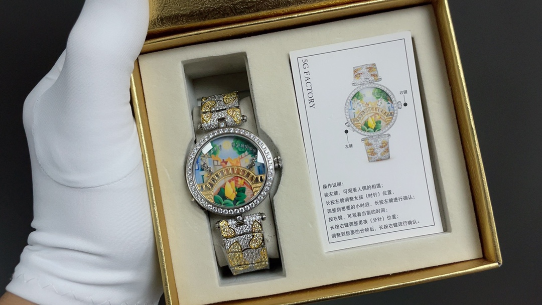 梵克雅宝 🌐四季情人桥腕表

💜梵雅克宝-Van Cleef&Arpels✨诗意复杂能功系列：恋人之桥最浪的漫手表 瑞定士做石英机芯升级最新版 蓝宝石玻璃镜升面级：表直壳径约38mm：情人升桥级为～纯材钢料 1比1复刻，女孩是时男针孩是分针，时针分和针都是用高科技、技术做成的3D效果针．按一下七字位按钮🔘：会自动走三次来回：亲吻 巜三生三世》表达的你爱意。按三字位按钮一下：自己走到当时的时间后会发现恋人💑在悄悄地走到中间去接吻之后各自回到零点。还什等么，最佳物礼就它了💜梵克雅宝，这个充满诗意与浪漫的品牌，一直致力于向爱情致敬。他们的情人桥手表，以其独特的设计和精湛的工艺，成为了许多时尚名媛的心头好。
这款手表的设计灵感来源于情人桥，寓意着爱情的永恒与美好。它采用了逆跳的钟表技术，巧妙地表达了恋人之间的柔情蜜意和缱绻缠绵。表盘以春夏秋冬为主题，色彩绚丽，诗意盎然，仿佛在诉说着每一个季节的爱情故事。
无论是春夏的明媚阳光，还是秋冬的落叶飘零，这款手表都能以一种独特而诗意的方式引导你度过每一天。它的颜值之高，简直让人惊叹不已，简直是美爆了的艺术品。
梵克雅宝希望通过这款手表，向所有有情人传递美好的祝福：愿你们拥有美好的爱情，生活灿烂，幸福直到永久🌐
