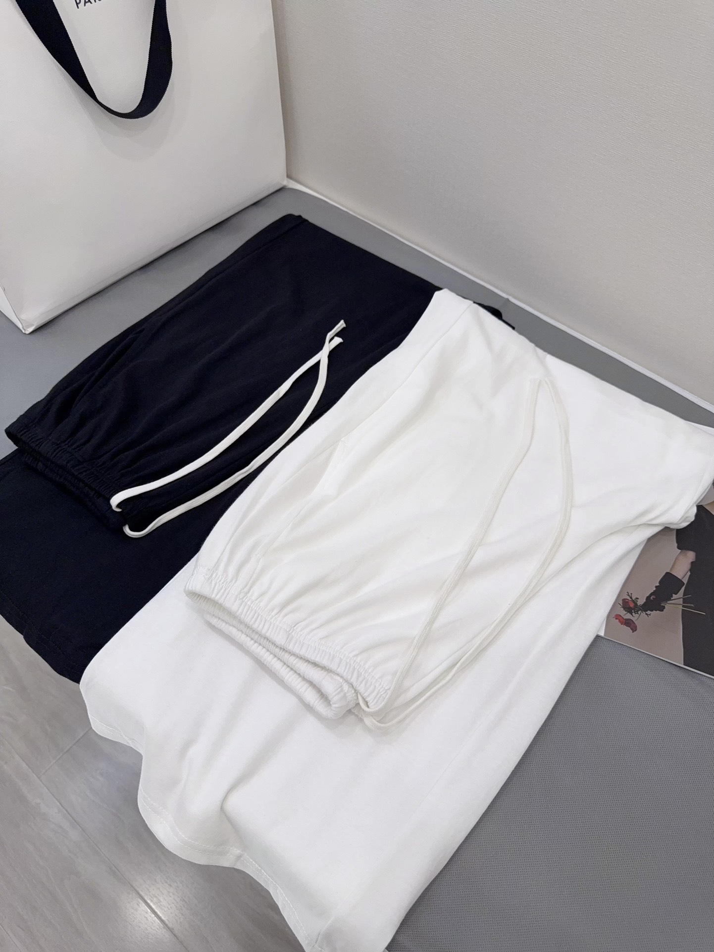 NO:413572,Row's Tennis Cotton!  !  !  It must be a good pair of pants for you throughout the summer!  The feeling of body is amazing!  !  !  This time I brought the four-sided elastic and anti-transparent fabric of Tiansi cotton + polyester. Because it uses hollow fibers, the weight will be lighter than ordinary cotton. The body feels lighter, smoother and more crisper!  ,alexander wang19860909Row的天丝棉！！！ 一定是承包你整个夏季的一条好裤子！ 上身体感太绝了！！！ 这次带来的是天丝棉+涤的四面弹防透面料 因为采用的是中空纤维,所以克重会比普通的棉布更轻上身体感更轻盈、垂顺度和挺括度也更优秀！,,alexander wang,Women's clothing