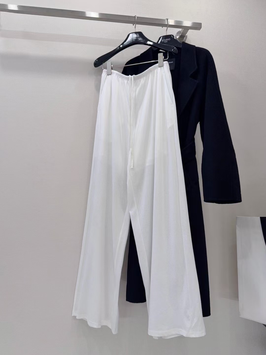 NO:413578,It’s the effortless fashionable feeling that everyone wants!  !  !  It is clean and neat, done in one go, making you look thinner and longer!  With the small loose trousers, the slack atmosphere is full of ~ The waist is elastic and does not pick on the figure. Sisters can feel at ease when they have fleshy hips and legs. The length is just up to the feet, and the upper body is very stylish~, alexander wang19860909就是大家想要的那种不费力的时髦感！！！ 条干净利落,一气呵成,显瘦显腿长~！ 加上小宽松的裤筒,松弛氛围满满~ 腰部是松紧设计,不挑身材,臀腿有肉肉姐妹可以放心入,长度刚好到脚面,上身贼有范儿~,,alexander wang,Women's clothing