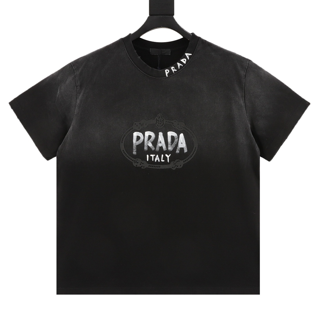 Prada/Prada letras pintadas a mano lavadas, cuello redondo y manga corta. Tejido de punto de algodón personalizado de a…
