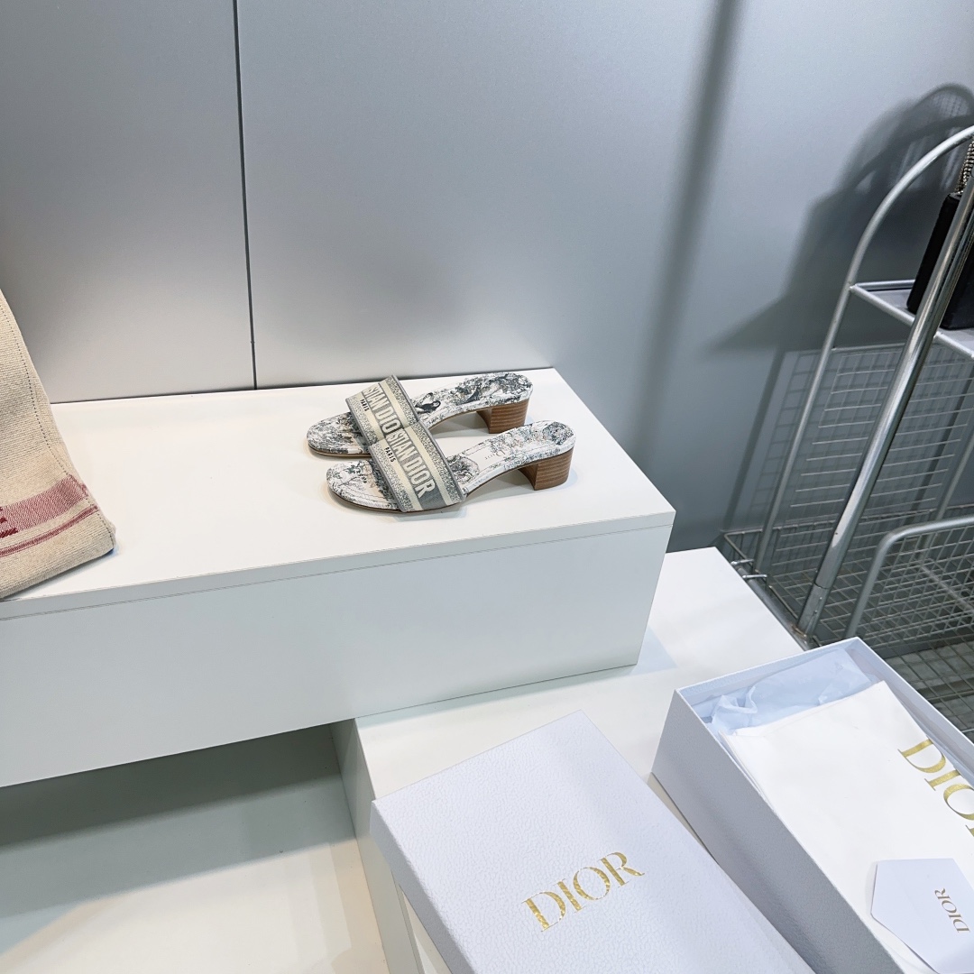 NO:405324,High quality!  Top quality purchasing level is available year-round Dior 25 Spring and Summer Official Website Classic Embroidery LOGO Hot Diamond Flat Sole Thick Heel Slippers Original Purchase Replica!  There is no pressure to enter and exit the counter!  Classic limited series, stylish and casual design. The upper is decorated with Dior Paris logo 3D embroidery, which is super recognizable!  Exclusive customized letter three-dimensional embroidered upper, imported Czech diamonds and iron diamonds!  High-density electric embroidery technology, perfect quality, complex craftsmanship. The inner lining and foot pad are matte silk cowhide, which is consistent with the original version, comfortable and soft, and the difference is from the microfiber on the market, please pay attention to distinguish it!  Imported Italian original color genuine leather sole!  Heel height: flat bottom/4.5CM Size: 35-41 (40.41 custom made without return) with original packaging, slippers, dior, dior, slippers, cowhide, Leather soles19860909高品质！顶级品质代购级别常年供货Dior迪奥25春夏官网经典刺绣LOGO烫钻平底粗跟拖鞋 原版购入复刻！进出专柜无压力！经典限定系列,设计时尚休闲.鞋面饰以Dior Paris标志3D刺绣,超有辨识度！ 独家订制字母立体刺绣鞋面,进口捷克钻烫钻！高密度电绣工艺,完美品质,复杂工艺.内里和垫脚为哑光丝绸牛皮,与原版一致,舒适柔软,区别与市面上的超纤,注意辨别！意大利进口原色真皮大底！ 跟高:平底/4.5CM 码数:35-41（40.41 定做不退换) 配原版包装,拖鞋,dior,dior,slippers,cowhide,Leather soles,Women's Shoes