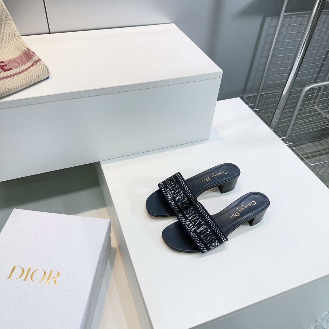 NO:405328,High-quality hot diamonds!  Top quality purchasing level is available year-round for Dior 25 Spring and Summer Official Website Classic Embroidery LOGO Hot Diamond Flat Sole Thick Heel Slippers Original Purchase Replica!  There is no pressure to enter and exit the counter!  Classic limited series, fashionable and casual design. The upper is decorated with CD Paris logo 3D embroidery, which is super recognizable!  Exclusive customized letter three-dimensional embroidered upper, imported Czech diamonds and iron diamonds!  High-density electric embroidery technology, perfect quality, complex craftsmanship. The inner lining and foot pad are matte silk cowhide, which is consistent with the original version, comfortable and soft, and the difference is from the microfiber on the market, please pay attention to distinguish it!  Imported Italian original color genuine leather sole!  Heel height: flat bottom/4.5CM Size: 35-41 (40.41 custom made without return) with original packaging, slippers, dior, dior, slippers, cowhide, Leather soles19860909高品质烫钻！顶级品质代购级别常年供货Dior迪奥家25春夏官网经典刺绣LOGO烫钻平底粗跟拖鞋 原版购入复刻！进出专柜无压力！经典限定系列,设计时尚休闲.鞋面饰以CD Paris标志3D刺绣,超有辨识度！ 独家订制字母立体刺绣鞋面,进口捷克钻烫钻！高密度电绣工艺,完美品质,复杂工艺.内里和垫脚为哑光丝绸牛皮,与原版一致,舒适柔软,区别与市面上的超纤,注意辨别！意大利进口原色真皮大底！ 跟高:平底/4.5CM 码数:35-41（40.41 定做不退换) 配原版包装,拖鞋,dior,dior,slippers,cowhide,Leather soles,Women's Shoes