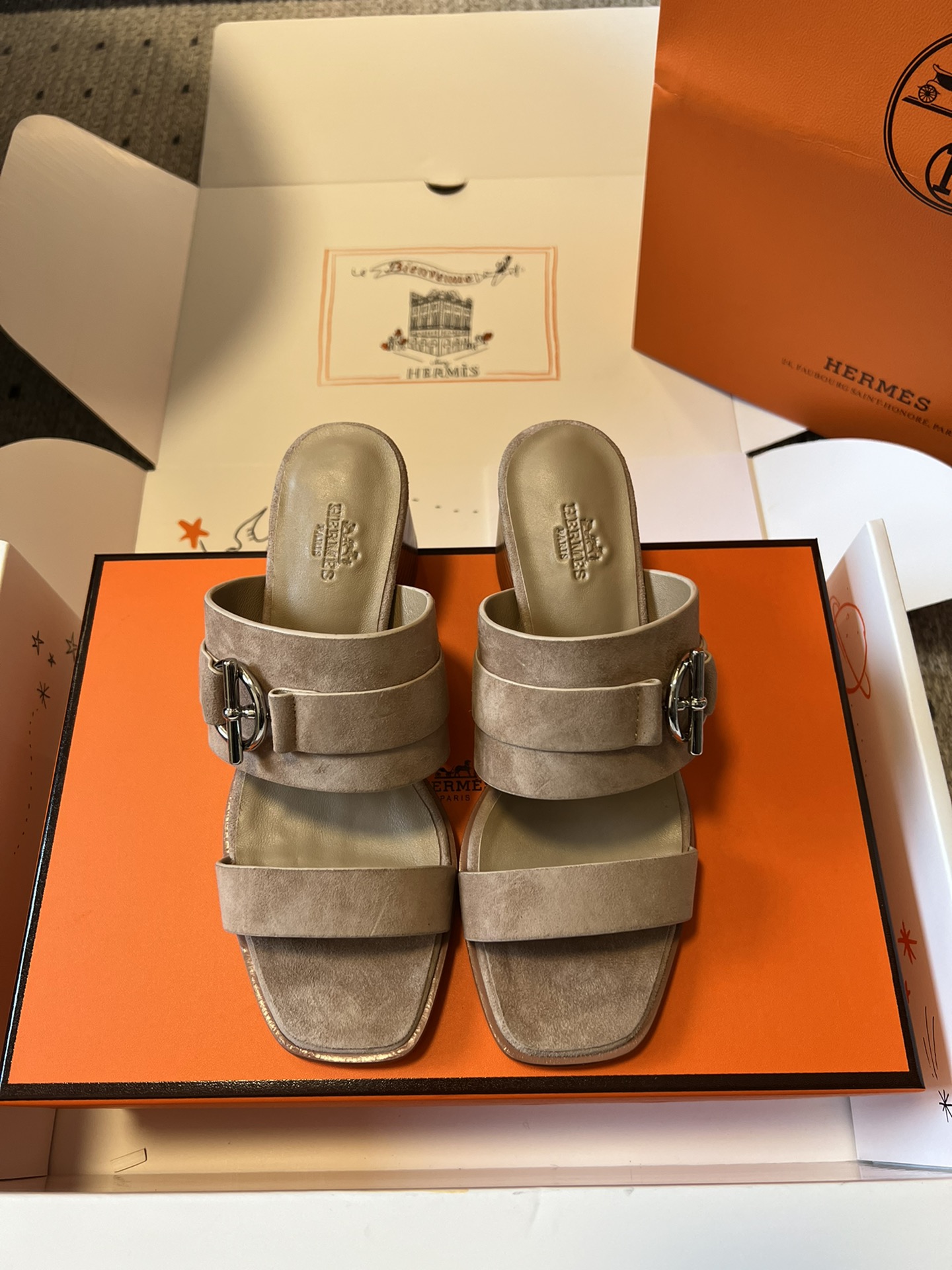 NO:388847,Hermes kutecuh thick heel sandals new product calfskin high heel sandals, paired with the iconic Glenan shoe buckle. Nautical style, create an urban elegant style. Heel height 6 cm. Original cowhide upper imported lambskin size 35-71, high heels slippers, hermes, sandals, high heels, slippers, cowhide, sheepskin19860909Hermes kutecuh粗跟凉鞋新品 小牛皮高跟凉鞋,搭配标志性Glenan鞋扣. 航海风格,打造都市优雅造型. 鞋跟高度6厘米 鞋面原版牛皮 内里进口小羊皮 size 35-71,高跟鞋拖鞋,hermes,sandals,high heels,slippers,cowhide,sheepskin,Women's Shoes