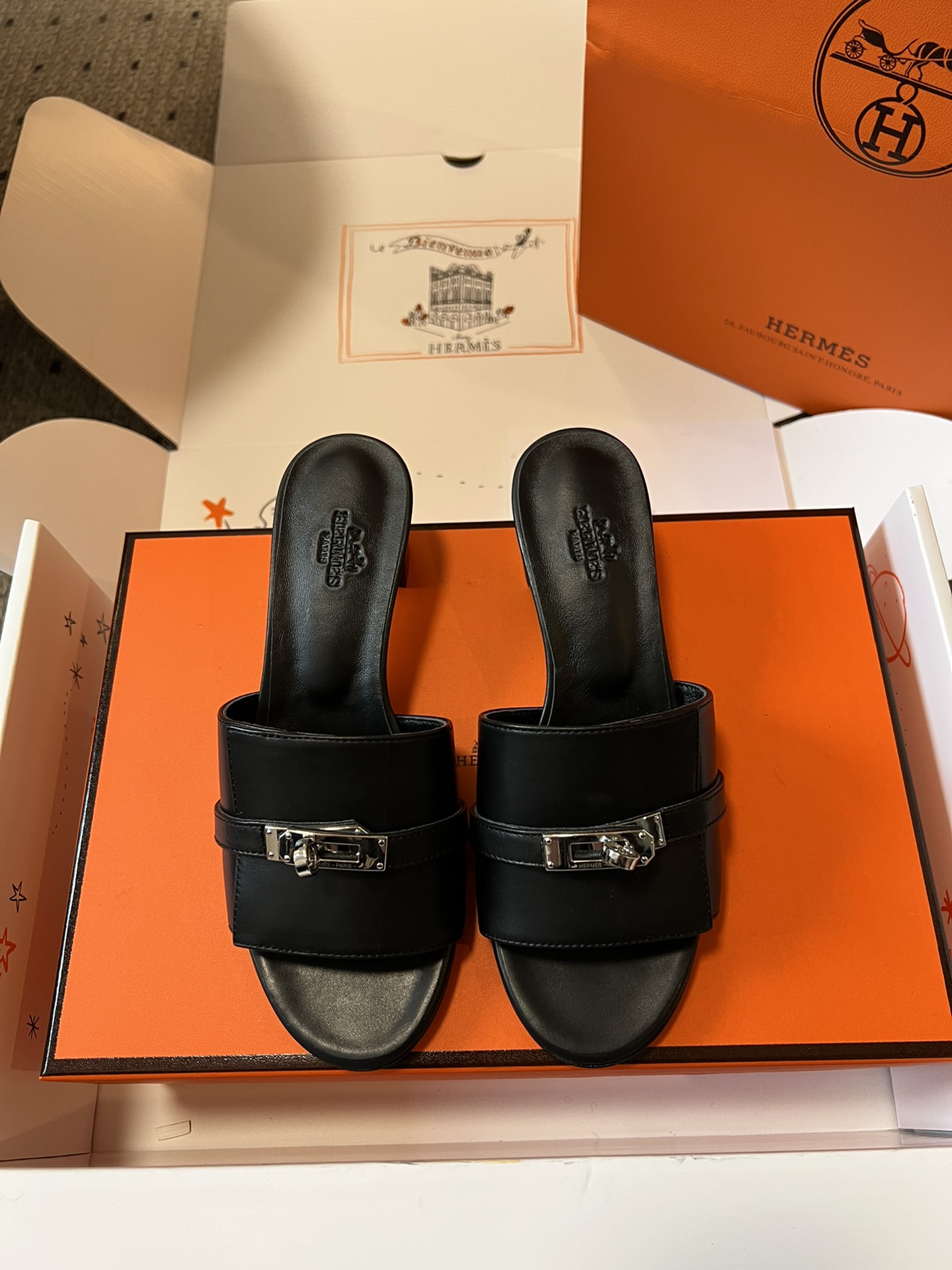 NO:388840,Hermas ss25 suede thick heel slippers. Gentle reverse fur and tough rivet design are unique and novel!  The full leather material is very foot-intensive, and the basic shoe style is very easy to match. Lambskin inner lining and foot pads, imported cowhide bottom from Italy!  Flat and mid-heels optional size 35-41, high heels, high heels, slippers, cowhide, sheepskin, chamois leather19860909Hermas ss25 麂皮粗跟拖鞋 温柔反毛皮搭配硬朗的铆钉设计,别致新颖！ 全皮材质很养脚,基础款的鞋型非常好搭配 小羊皮内里和垫脚,意大利进口牛皮底！ 平底和中跟 可选 size 35-41,高跟鞋拖鞋,hermes,high heels,slippers,cowhide,sheepskin,chamois leather,Women's Shoes