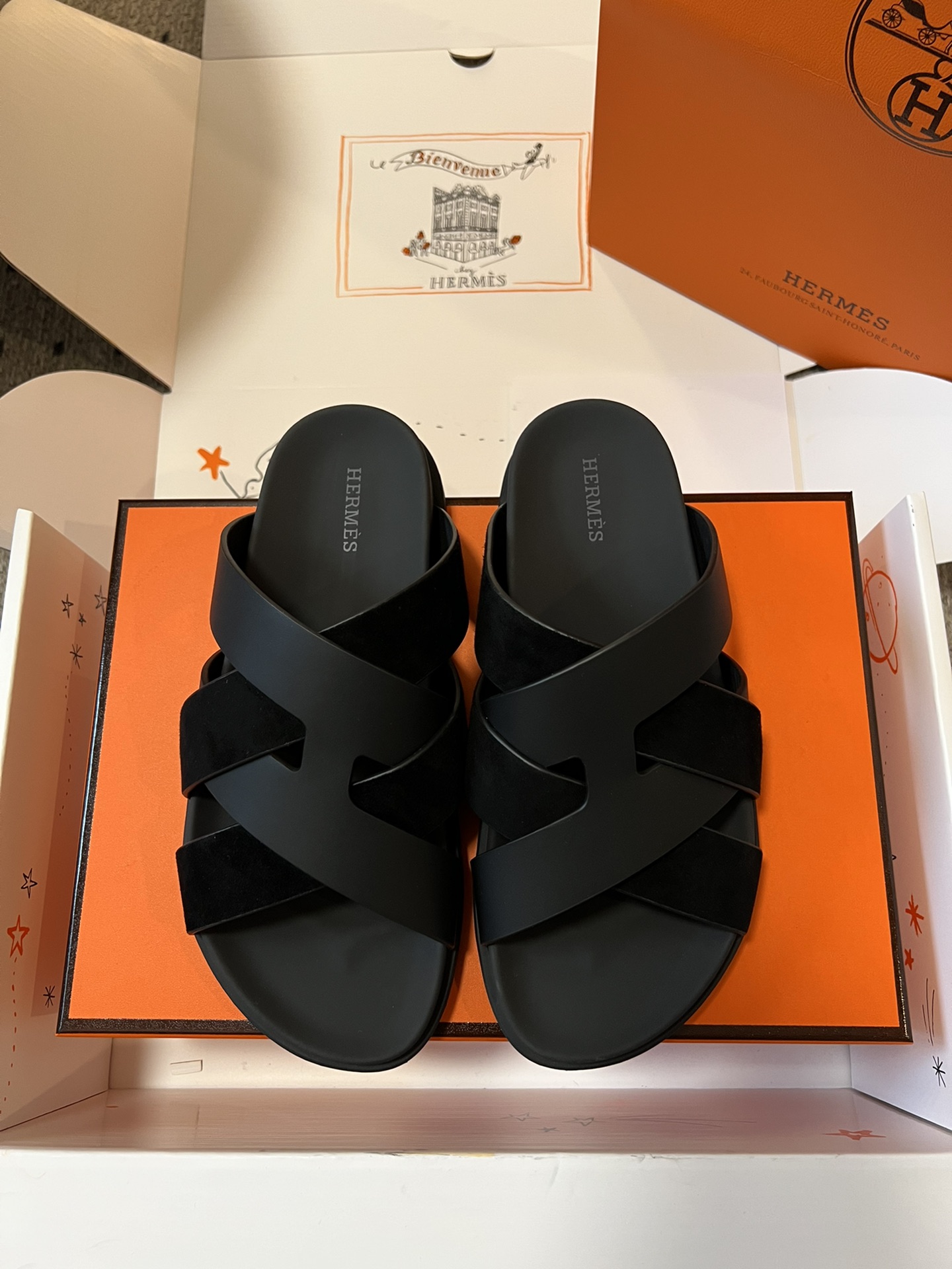 NO:388833,Hermes ss25 Kazimir sandals braided and calfskin functional sandals. The interwoven upper inspired by the iconic 'H' pattern creates a casual look, which is a good companion for summer. Couple model 35-46, slippers, hermes, sandals, slippers, cowhide19860909Hermes ss25 Kazimir凉鞋 编织饰带和小牛皮机能凉鞋. 以“H”标志性图案为灵感的交织鞋面打造休闲造型,可谓夏日良伴. 情侣款 35-46,拖鞋,hermes,sandals,slippers,cowhide,Women's Shoes