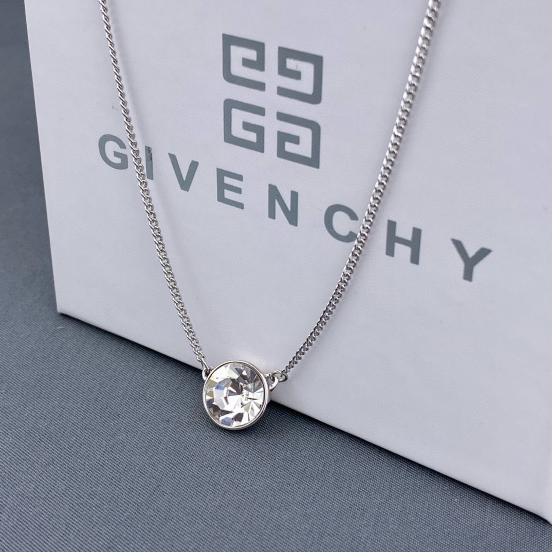 Givenchy Givenchy纪梵希许愿球白金项链 仙女本仙显白的颜色，喜欢佩戴一些小饰品，可以让自己心情更美好