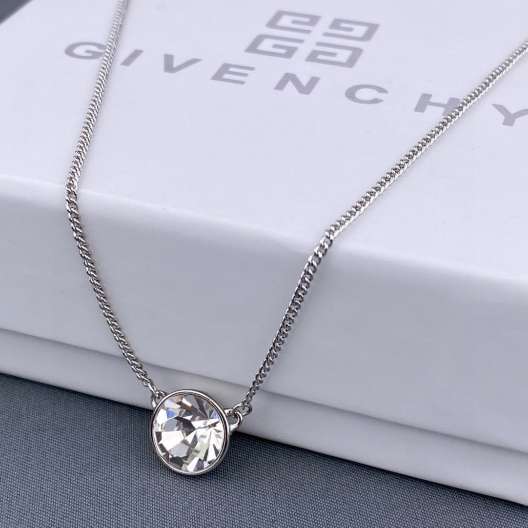 Givenchy Givenchy纪梵希许愿球白金项链 仙女本仙显白的颜色，喜欢佩戴一些小饰品，可以让自己心情更美好