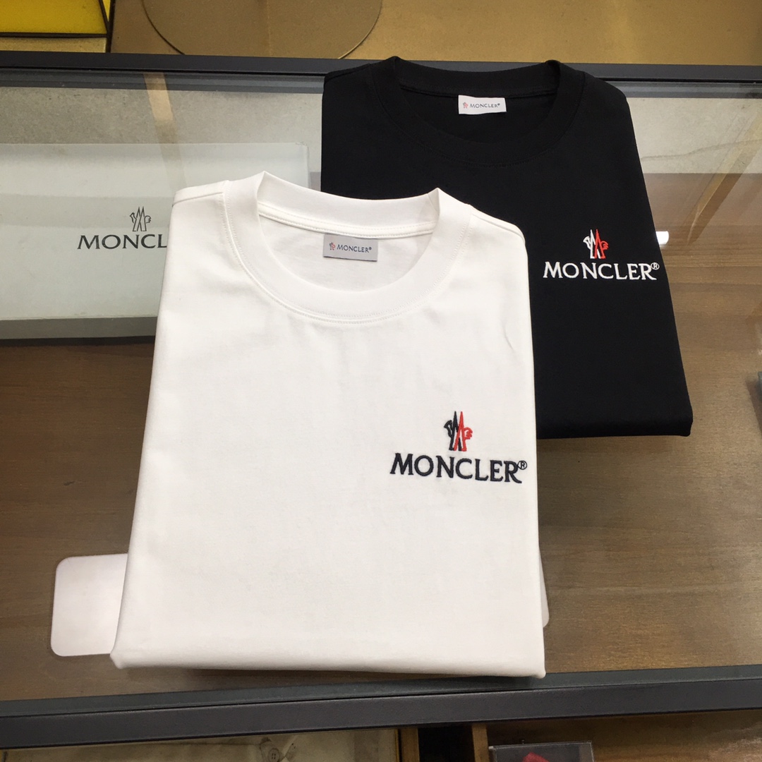 NO:440274,New product [Moncle...] The latest short-sleeved round-neck T-shirt in the first counter in spring and summer, high-end customization, avant-garde and fashionable design!  Brand logo heavy craft design, high-end customized mercerated cloud cotton fabric, soft feel, comfortable to wear, exquisite counter-level car line, fine workmanship, invincible and handsome upper body effect!  A must-have item for handsome men!  The color is shown in the figure. Code number M-4XL, T-shirt,tees, t-shirt,alexander wang19860909新品【Moncle...】 春夏首发专柜最新款短袖圆领T恤 高端订制 设计前卫时尚！品牌logo重工艺设计 高端定制丝光云朵棉面料.手感柔软.穿着舒适.专柜级别精致车线.做工精细.上身效果无敌帅气！型男必备单品！ 颜色如图 码数M-4XL,,T-shirt,tees，t-shirt,alexander wang,Men's clothing