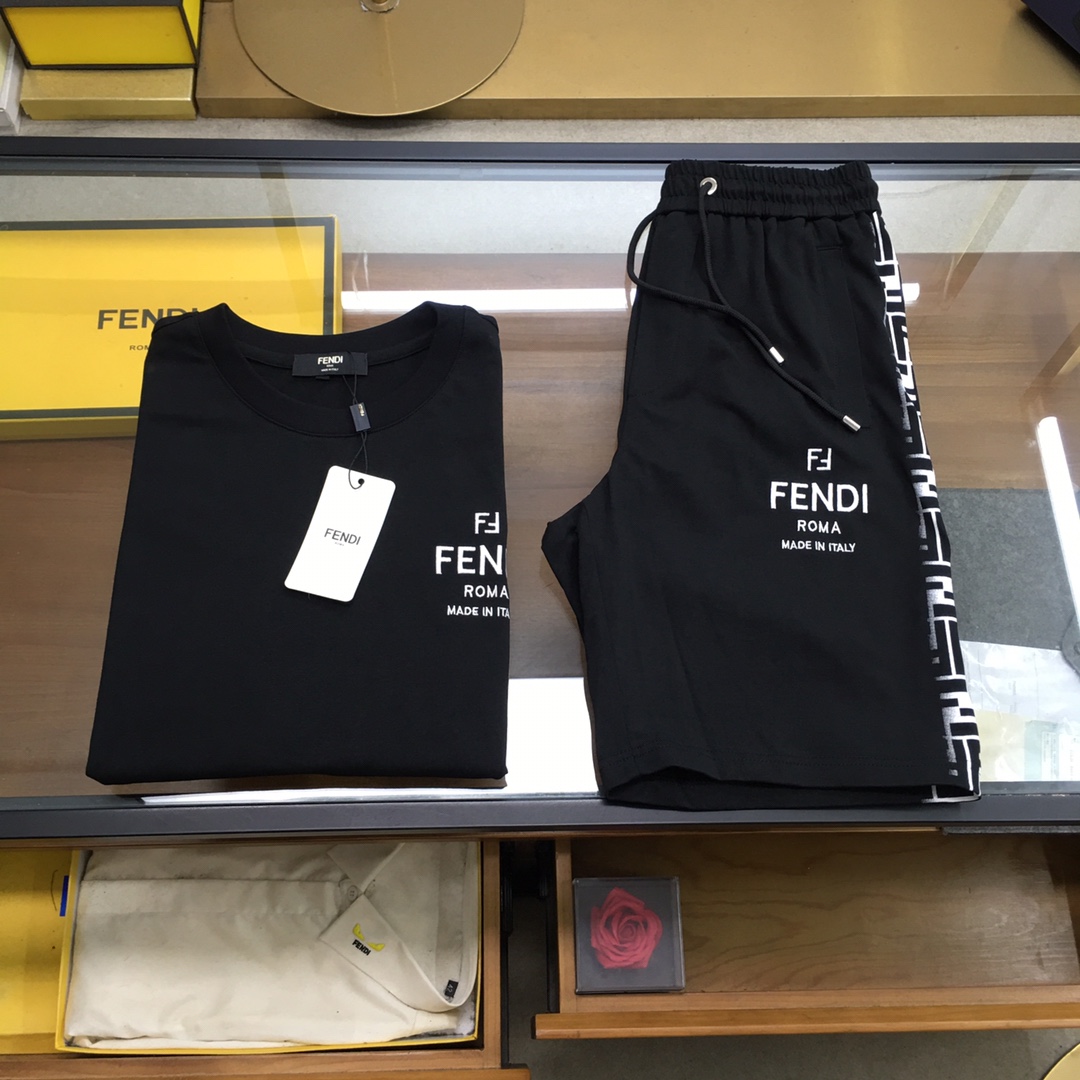 NO:440259,New product suit [Fend] The latest spring and summer style, the same style for men and women, classic design short-sleeved T-shirt shorts suit, customized pure cotton fabric, soft touch, comfortable to wear, fine workmanship. The upper body effect is invincible and handsome, size M-3XL, fendi, shorts, T-shirt, tees, t-shirt, alexander wang19860909新品套装【Fend】 春夏最新款,男女同款,经典设计短袖T恤短裤套装,定制纯棉面料,手感柔软,穿着舒适,做工精细.上身效果无敌帅气,码数M-3XL,,fendi,shorts,T-shirt,tees，t-shirt,alexander wang,Men's clothing