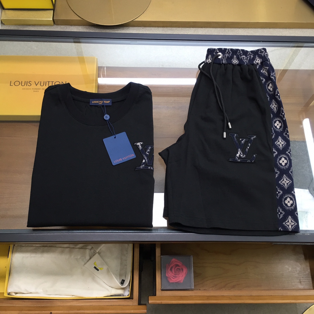 NO:440257,New product suit [L.v] The latest spring and summer style, the same style for men and women, classic design short-sleeved T-shirt shorts suit, customized pure cotton fabric, soft touch, comfortable to wear, fine workmanship. The upper body effect is invincible and handsome, size M-3XL, shorts, T-shirt, tees, t-shirt, alexander wang19860909新品套装【L.v】 春夏最新款,男女同款,经典设计短袖T恤短裤套装,定制纯棉面料,手感柔软,穿着舒适,做工精细.上身效果无敌帅气,码数M-3XL,,shorts,T-shirt,tees，t-shirt,alexander wang,Men's clothing