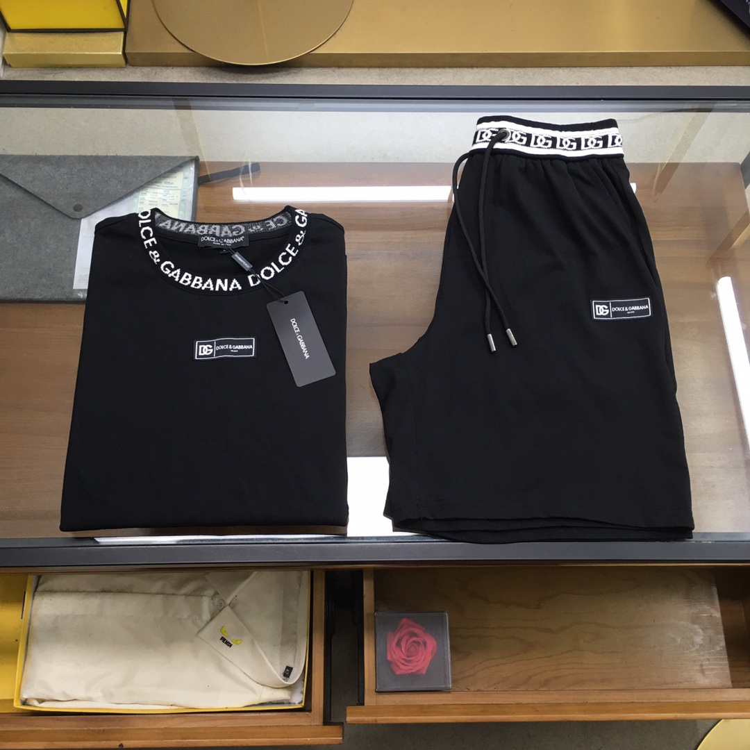 NO:440254,New product suit [D.G] The latest spring and summer style, the same style for men and women, classic design short-sleeved T-shirt shorts suit, customized pure cotton fabric, soft touch, comfortable to wear, fine workmanship. The upper body effect is invincible and handsome, size M-3XL, shorts, T-shirt, tees, t-shirt, alexander wang19860909新品套装【D.G】 春夏最新款,男女同款,经典设计短袖T恤短裤套装,定制纯棉面料,手感柔软,穿着舒适,做工精细.上身效果无敌帅气,码数M-3XL,,shorts,T-shirt,tees，t-shirt,alexander wang,Men's clothing