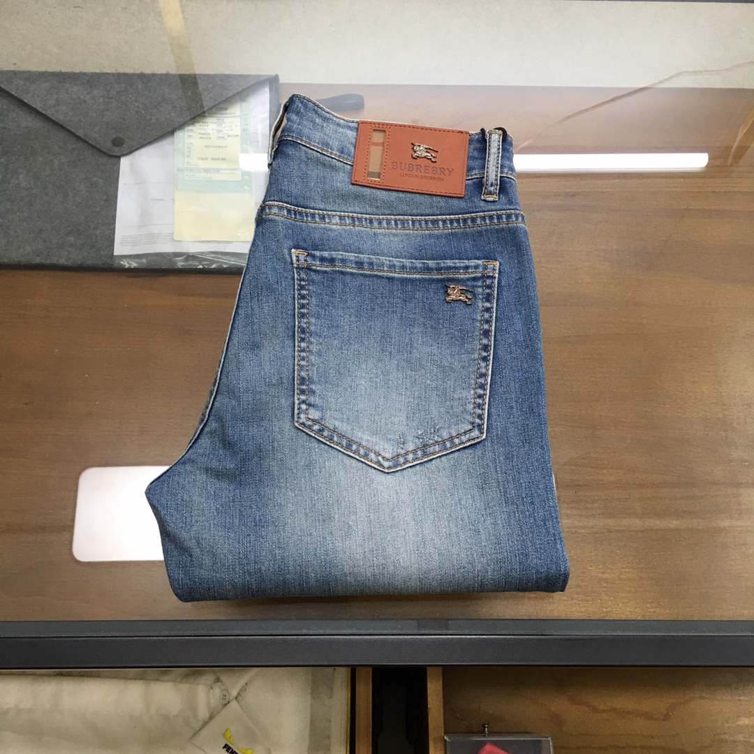 NO:440276,New Denim 'Burber...y...' SS's latest men's jean trousers, worsted high-end quality, elastic denim denim cotton denim trousers, fixed-woven pure cotton quality fabric, the texture of the trousers brings elasticity without any restraint, making your daily wear more comfortable and vigorous, and the smooth and not easily wrinkled fabric remains flat and traceless at all times, silently protecting your elegance. It is on sale on the leading official website. It is no different from the original counter version. The fabric is slightly elastic, and the slim and crisp style shows long legs. It is simply a must-have item for everyone!  The waist with just the right width and carefully cut pockets are all engraved with branded logo buttons!  Showing the brand's own charm and high-end and elegant fashion taste, the back piece pocket consumes a lot of energy and spares no expense. The exclusive icon of the Heavy Industry Embroidery H-H-Home is created, and the exquisiteness is amazing to the craftsmen for ten years!  The details show low-key and luxuriousness. The ready-to-wear is of high quality, exquisite and stylish, and has high-standard production in large factories with full details!  ~ All the details recreate unique and exquisite designs!  !  !  Size29 30 31 32 33 34 35 36 38 (new product), burberry, alexander wang19860909新品牛仔 《Burber..y...》 SS最新款男士牛仔长裤,精纺定做高端品质,弹力丹宁牛仔棉质牛仔长裤,定织纯棉品质面料,裤身肌理感带来弹力毫无束缚感,让你日常穿着更加舒适矫健,顺滑不易褶皱的面料时刻保持平整无痕,默默守护着你的优雅. 领先官网发售..与专柜原版毫无区别,面料略带弹力,版型修身挺括尽显长腿欧巴,简直是人手必备单品！ 宽度恰到好处的腰头跟精心裁剪的口袋,均采用刻有品牌logo纽扣！彰显品牌自身的迷人魅力和高奢雅艺的时尚品味,后片口袋更是消耗大量精力不惜血本,重工刺绣H家专属图标打造出,精致程度令十年手工师傅都惊叹的！细节之处尽显低调奢华.成衣品质感高级,精致有型、 细节满分的大厂高规格制作！~ 种种细节都再现独特的精美设计！！！ Size29 30 31 32 33 34 35 36 38（新品）,,burberry,alexander wang,Men's clothing