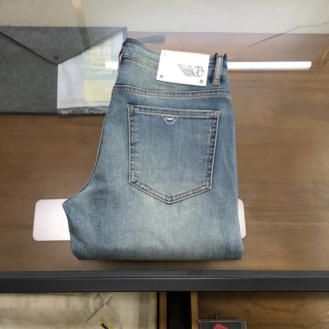 NO:440256,New Denim 'Aman...i' SS's latest men's jean trousers, worsted high-end quality, elastic denim denim cotton denim trousers, fixed-woven pure cotton quality fabric, the texture of the trousers brings elasticity without any restraint, making your daily wear more comfortable and agile. The smooth and not easily wrinkled fabric always remains flat and traceless, silently protecting your elegance. It is on sale on the leading official website. It is no different from the original counter version. The fabric is slightly elastic, and the slim and crisp style shows long legs. It is simply a must-have item for everyone!  The waist with just the right width and carefully cut pockets are all engraved with branded logo buttons!  Showing the brand's own charm and high-end and elegant fashion taste, the back piece pocket consumes a lot of energy and spares no expense. The exclusive icon of the Heavy Industry Embroidery H-H-Home is created, and the exquisiteness is amazing to the craftsmen for ten years!  The details show low-key and luxuriousness. The ready-to-wear is of high quality, exquisite and stylish, and has high-standard production in large factories with full details!  ~ All the details recreate unique and exquisite designs!  !  !  Size29 30 31 32 33 34 35 36 38 (new product), alexander wang19860909新品牛仔 《Aman...i》 SS最新款男士牛仔长裤,精纺定做高端品质,弹力丹宁牛仔棉质牛仔长裤,定织纯棉品质面料,裤身肌理感带来弹力毫无束缚感,让你日常穿着更加舒适矫健,顺滑不易褶皱的面料时刻保持平整无痕,默默守护着你的优雅. 领先官网发售..与专柜原版毫无区别,面料略带弹力,版型修身挺括尽显长腿欧巴,简直是人手必备单品！ 宽度恰到好处的腰头跟精心裁剪的口袋,均采用刻有品牌logo纽扣！彰显品牌自身的迷人魅力和高奢雅艺的时尚品味,后片口袋更是消耗大量精力不惜血本,重工刺绣H家专属图标打造出,精致程度令十年手工师傅都惊叹的！细节之处尽显低调奢华.成衣品质感高级,精致有型、 细节满分的大厂高规格制作！~ 种种细节都再现独特的精美设计！！！ Size29 30 31 32 33 34 35 36 38（新品）,,alexander wang,Men's clothing