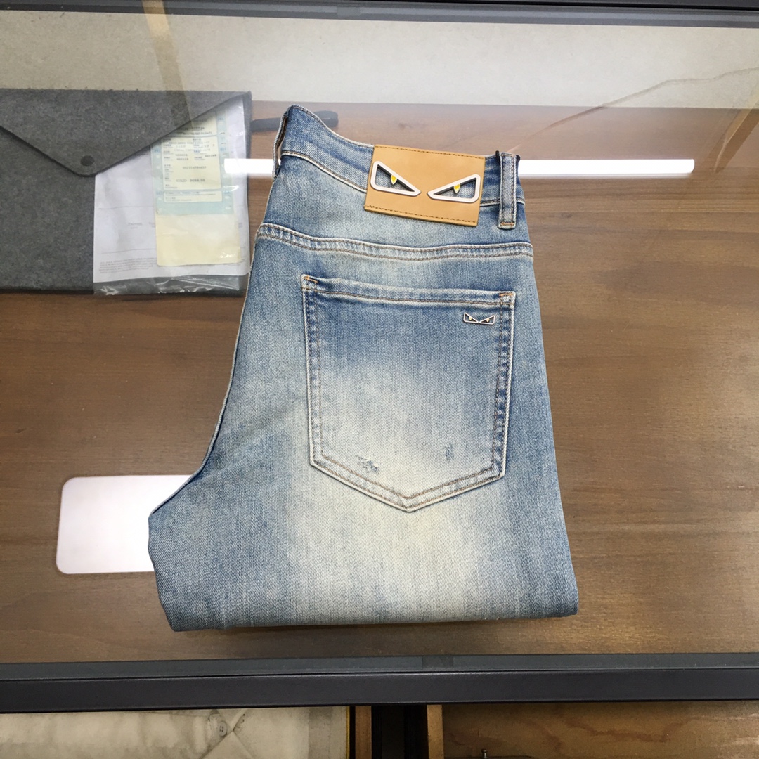 NO:440282,New Denim 'Fend...' SS's latest men's jean trousers, worsted high-end quality, elastic denim denim cotton denim trousers, fixed-woven pure cotton quality fabric, the texture of the trousers brings elasticity without any restraint, making your daily wear more comfortable and agile. The smooth and not easily wrinkled fabric always remains flat and traceless, silently protecting your elegance. It is on sale on the leading official website. It is no different from the original counter version. The fabric is slightly elastic, and the slim and crisp style shows long legs. It is simply a must-have item for everyone!  The waist with just the right width and carefully cut pockets are all engraved with branded logo buttons!  Showing the brand's own charm and high-end and elegant fashion taste, the back piece pocket consumes a lot of energy and spares no expense. The exclusive icon of the Heavy Industry Embroidery H-H-Home is created, and the exquisiteness is amazing to the craftsmen for ten years!  The details show low-key and luxuriousness. The ready-to-wear is of high quality, exquisite and stylish, and has high-standard production in large factories with full details!  ~ All the details recreate unique and exquisite designs!  !  !  Size29 30 31 32 33 34 35 36 38 (new product), fendi,alexander wang19860909新品牛仔 《Fend...》 SS最新款男士牛仔长裤,精纺定做高端品质,弹力丹宁牛仔棉质牛仔长裤,定织纯棉品质面料,裤身肌理感带来弹力毫无束缚感,让你日常穿着更加舒适矫健,顺滑不易褶皱的面料时刻保持平整无痕,默默守护着你的优雅. 领先官网发售..与专柜原版毫无区别,面料略带弹力,版型修身挺括尽显长腿欧巴,简直是人手必备单品！ 宽度恰到好处的腰头跟精心裁剪的口袋,均采用刻有品牌logo纽扣！彰显品牌自身的迷人魅力和高奢雅艺的时尚品味,后片口袋更是消耗大量精力不惜血本,重工刺绣H家专属图标打造出,精致程度令十年手工师傅都惊叹的！细节之处尽显低调奢华.成衣品质感高级,精致有型、 细节满分的大厂高规格制作！~ 种种细节都再现独特的精美设计！！！ Size29 30 31 32 33 34 35 36 38（新品）,,fendi,alexander wang,Men's clothing