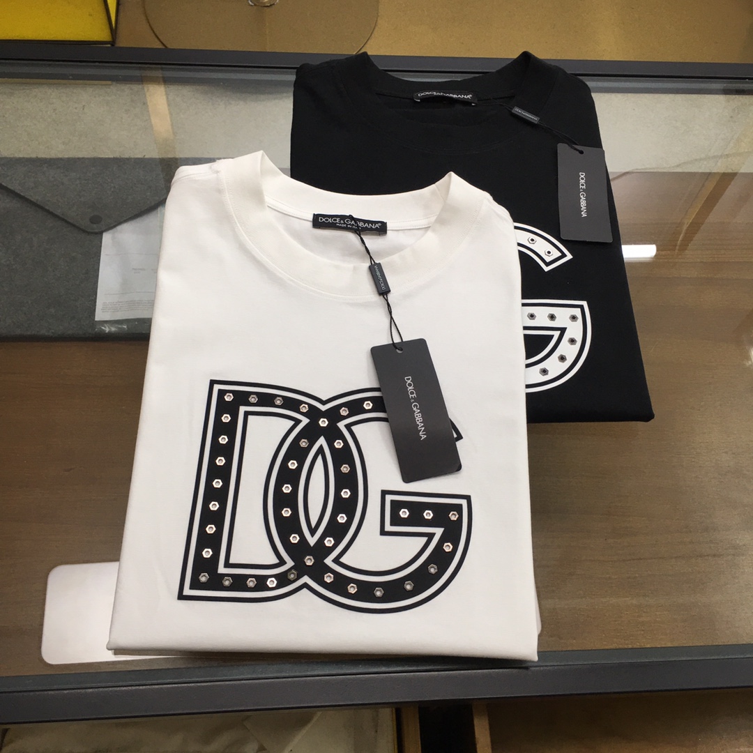 NO:440258,New trendy brand 'D G' New trendy brand short-sleeved T-shirt (small style) is the darling of the brand fashion industry!  Men's trendy brand short-sleeved!  While the materials are exquisite, the overall design is quite fashionable. Today I recommend his versatile and classic styles. The logo design on the chest brand is printed and designed with vivid personality!  The fabric is made of customer-supplied fixed-woven Gaoke Re-English Long-Wire Cotton, and the high-quality Long-Wire Cotton raw materials are selected!  It has a smooth and smooth feel on the skin, and the upper body is crisp and stylish!  Comfort and breathability are perfect!  All fabrics are excellent!  S-3XL, T-shirt,tees,t-shirt,alexander wang19860909新品潮牌 《D G》 新款潮牌短袖T恤（版型微阔）品牌时尚界的宠儿！ 男士潮牌短袖！材质用料讲究的同时 整体的设计颇具时尚感 今天推荐他家百搭经典款 胸前品牌logo设计 采用印花设计 个性生动！面料采用客供定织高克重新疆长绒棉,甄选上等长绒棉花原料！亲肤挺滑手感,上身挺括有型！舒适性与透气性完美兼备！面料皆为上乘！S-3XL,,T-shirt,tees，t-shirt,alexander wang,Men's clothing