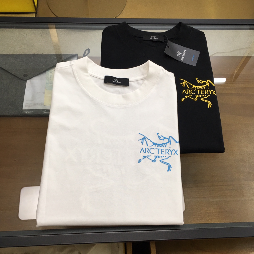 NO:440267,New trendy brand 'The Beginning' New trendy brand short-sleeved T-shirt (small style) is the darling of the fashion industry in the brand!  Men's trendy brand short-sleeved!  While the materials are exquisite, the overall design is quite fashionable. Today I recommend his versatile and classic styles. The logo design on the chest brand is printed and designed with vivid personality!  The fabric is made of customer-supplied fixed-woven Gaoke Re-English Long-Wire Cotton, and the high-quality Long-Wire Cotton raw materials are selected!  It has a smooth and smooth feel on the skin, and the upper body is crisp and stylish!  Comfort and breathability are perfect!  All fabrics are excellent!  S-3XL, T-shirt,tees,t-shirt,alexander wang19860909新品潮牌 《始》 新款潮牌短袖T恤（版型微阔）品牌时尚界的宠儿！ 男士潮牌短袖！材质用料讲究的同时 整体的设计颇具时尚感 今天推荐他家百搭经典款 胸前品牌logo设计 采用印花设计 个性生动！面料采用客供定织高克重新疆长绒棉,甄选上等长绒棉花原料！亲肤挺滑手感,上身挺括有型！舒适性与透气性完美兼备！面料皆为上乘！S-3XL,,T-shirt,tees，t-shirt,alexander wang,Men's clothing