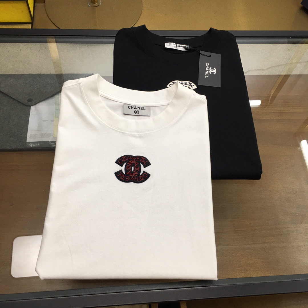 NO:440263,New trendy brand 'Xiang'er' New trendy brand short-sleeved T-shirt (small style) is the darling of the brand fashion industry!  Men's trendy brand short-sleeved!  While the materials are exquisite, the overall design is quite fashionable. Today I recommend his versatile and classic styles. The logo design on the chest brand is printed and designed with vivid personality!  The fabric is made of customer-supplied fixed-woven Gaoke Re-English Long-Wire Cotton, and the high-quality Long-Wire Cotton raw materials are selected!  It has a smooth and smooth feel on the skin, and the upper body is crisp and stylish!  Comfort and breathability are perfect!  All fabrics are excellent!  S-3XL, T-shirt,tees,t-shirt,alexander wang19860909新品潮牌 《香儿》 新款潮牌短袖T恤（版型微阔）品牌时尚界的宠儿！ 男士潮牌短袖！材质用料讲究的同时 整体的设计颇具时尚感 今天推荐他家百搭经典款 胸前品牌logo设计 采用印花设计 个性生动！面料采用客供定织高克重新疆长绒棉,甄选上等长绒棉花原料！亲肤挺滑手感,上身挺括有型！舒适性与透气性完美兼备！面料皆为上乘！S-3XL,,T-shirt,tees，t-shirt,alexander wang,Men's clothing