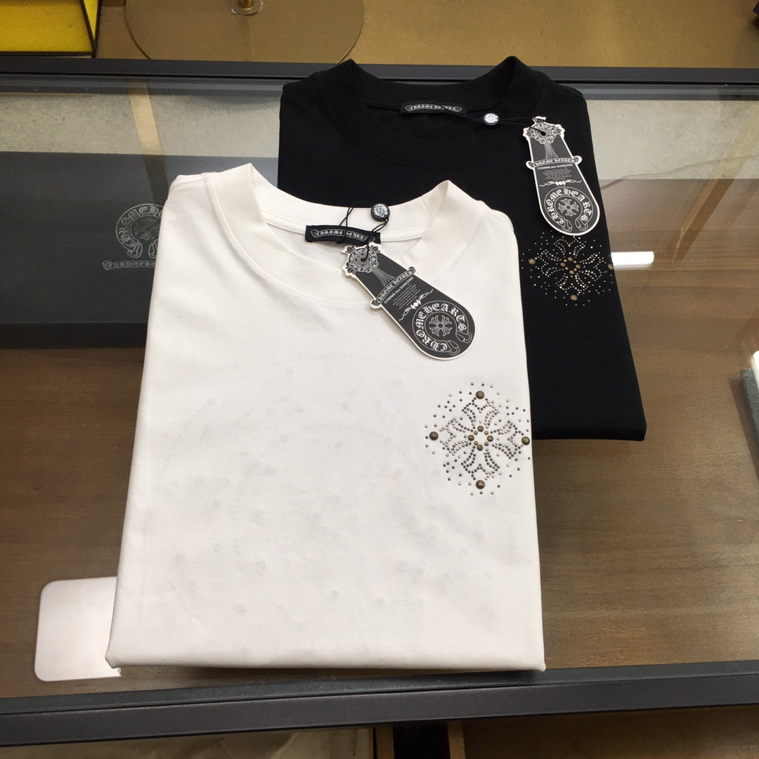 NO:440260,New trendy brand 'Crow' New trendy brand short-sleeved T-shirt (small style) is the darling of the brand fashion industry!  Men's trendy brand short-sleeved!  While the materials are exquisite, the overall design is quite fashionable. Today I recommend his versatile and classic styles. The logo design on the chest brand is printed and designed with vivid personality!  The fabric is made of customer-supplied fixed-woven Gaoke Re-English Long-Wire Cotton, and the high-quality Long-Wire Cotton raw materials are selected!  It has a smooth and smooth feel on the skin, and the upper body is crisp and stylish!  Comfort and breathability are perfect!  All fabrics are excellent!  S-3XL, chrome hearts, T-shirt,tees, t-shirt,alexander wang19860909新品潮牌 《克罗》 新款潮牌短袖T恤（版型微阔）品牌时尚界的宠儿！ 男士潮牌短袖！材质用料讲究的同时 整体的设计颇具时尚感 今天推荐他家百搭经典款 胸前品牌logo设计 采用印花设计 个性生动！面料采用客供定织高克重新疆长绒棉,甄选上等长绒棉花原料！亲肤挺滑手感,上身挺括有型！舒适性与透气性完美兼备！面料皆为上乘！S-3XL,,chrome hearts,T-shirt,tees，t-shirt,alexander wang,Men's clothing