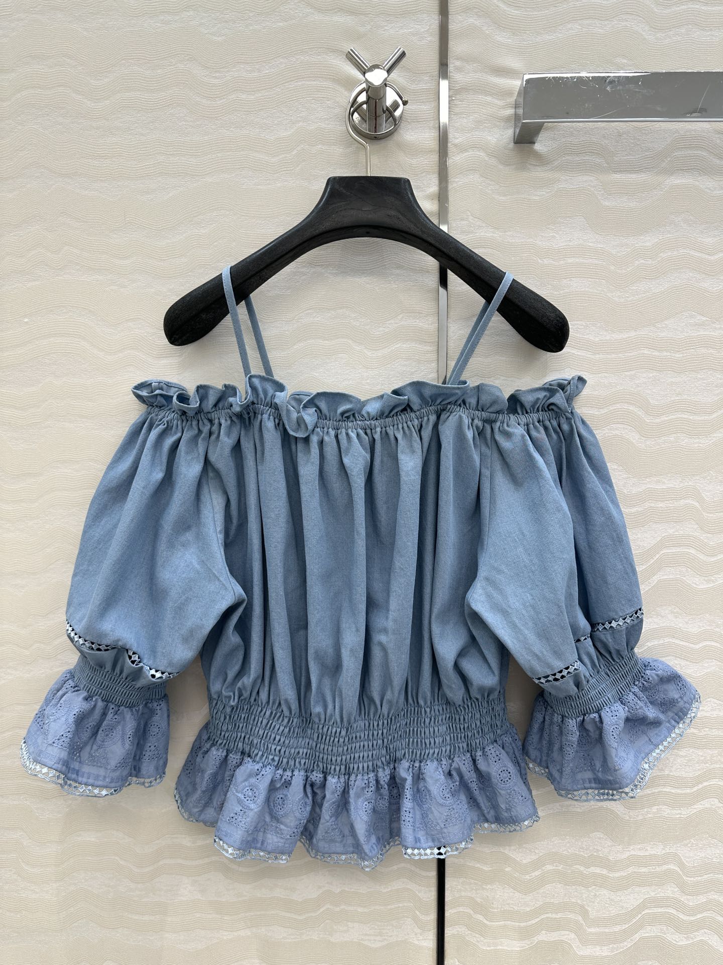 独家首发！高端原单品质，⛱️ zm南法度假风穿搭，波嬉风 法式刺绣拼接一字肩 吊带 泡泡袖 三种穿法牛仔