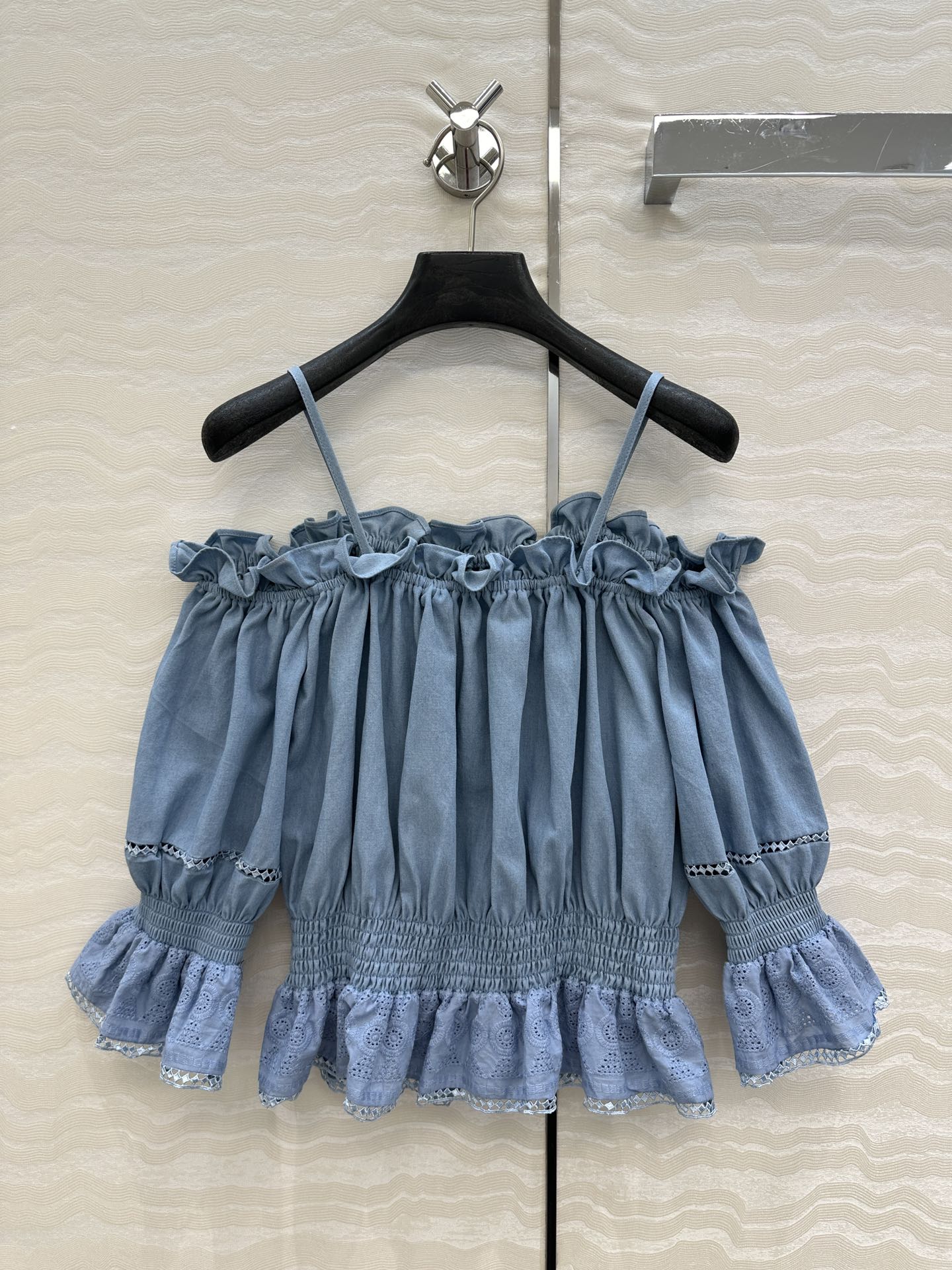 独家首发！高端原单品质，⛱️ zm南法度假风穿搭，波嬉风 法式刺绣拼接一字肩 吊带 泡泡袖 三种穿法牛仔