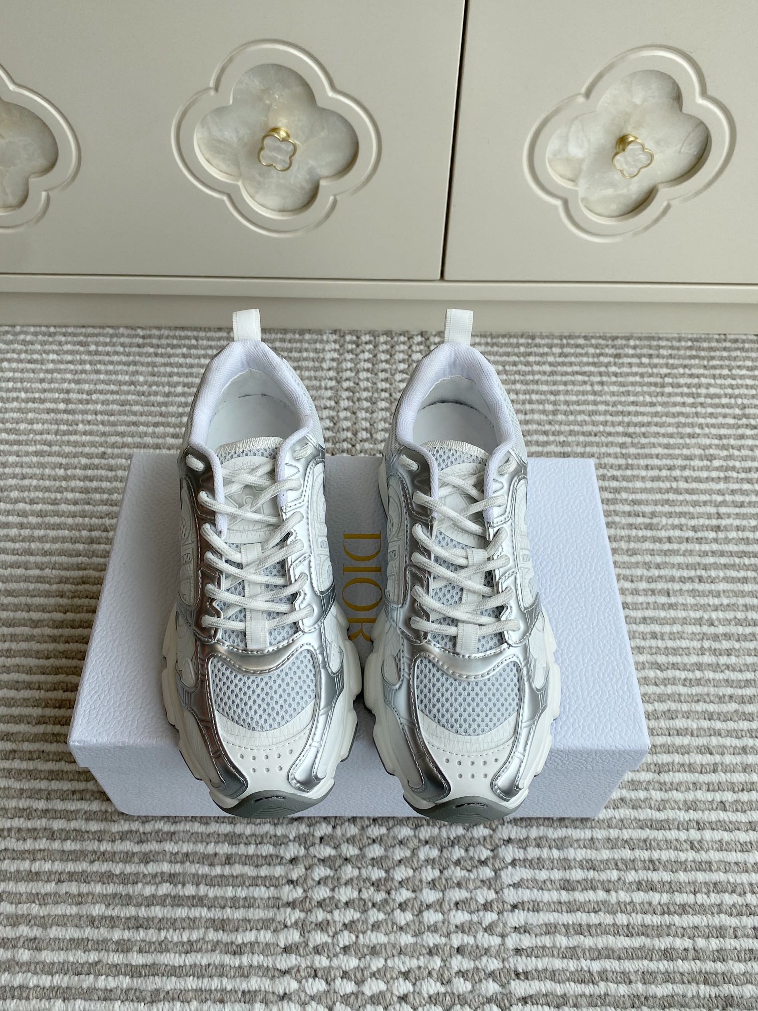 NO:403114,Dio…r Dior 25 new color Dior Chrono CD thick-soled retro sneakers dad shoes Top quality This Dior Chrono sneakers are from the Miss Dior limited series, reinterpreting running shoes in the high-definition style of Dior. Mesh fabric is paired with white leather effect inserts, CD logos on both sides, star patches on the tongue and Dior logo on the heel, and many classic pink details show the style. Two-color laces and light soles are matched with star decoration, which can be casual in the year-round or matched with other items from the Miss Dior limited series to create matching shapes Original custom technology fabric/top layer cowhide/original custom embroidered webbing Mesh breathable inner Original open mold lucky star big sole  size women's size 35-41, casual shoes/sports shoes, dior, dior, sneakers, cowhide19860909批 Dio…r迪奥25新色Dior Chrono CD厚底复古运动鞋老爹鞋 顶级品质 这款 Dior Chrono 运动鞋来自 Miss Dior 限定系列,以 Dior 的高订风格重新演绎跑步鞋.网眼织物搭配白色皮革效果镶片,两侧的 CD 标志、鞋舌上的星星补丁和鞋跟的 Dior 标志,诸多经典的桃红色细节彰显格调.采用双色鞋带,轻盈鞋底搭配星星装饰,可全年打造休闲造型,亦可与 Miss Dior 限定系列的其他单品搭配,打造配套造型 原版定制科技面料/头层牛皮/原版定制刺绣织带 网眼透气内里 原版开模幸运星大底 size女码35-41,休闲鞋/运动鞋,dior,dior,sneakers,cowhide,Women's Shoes