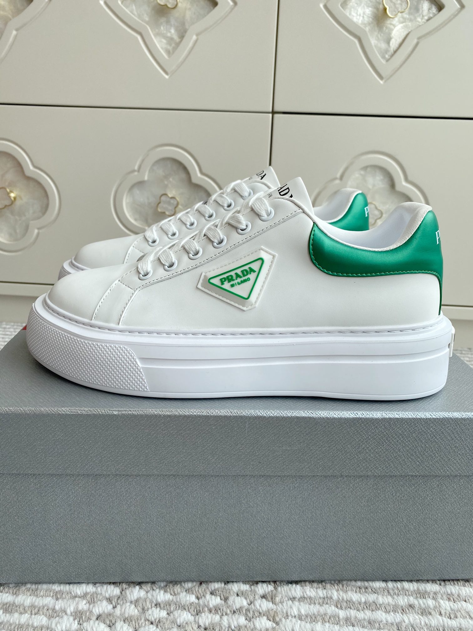 NO:403124,Prada Prada 25ss new couple casual thick sole white shoes sneakers P home fashion white shoes re-print launch High-quality shipment Elegant and generous, comfortable on foot, super classic Super light and comfortable on foot Fabric thick cowhide Inner water dyed sheepskin inner lining/ genuine leather footbed EVA outsole Size 35-45 (four 40, 45 customized for men), casual shoes/sports shoes, prada, prada, sneakers, cowhide, sheepskin19860909批 Prada 普拉达 25ss新款情侣休闲厚底小白鞋运动鞋 P家时尚小白鞋 重版推出 高品质出货 优雅大方、上脚舒适、超级经典 上脚超轻超级舒适 面料丝稠牛皮 内里水染羊皮内里/真皮垫脚 EVA大底 码数35-45（女40 男45定做）,休闲鞋/运动鞋,prada,prada,sneakers,cowhide,sheepskin,Women's Shoes