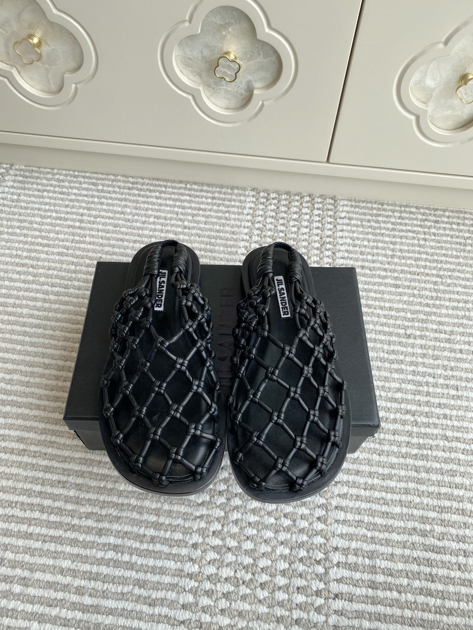 NO:403103,25ss Spring and Summer Jil Sande*r counter Spring and Summer new style fishnet woven hollow sandals. Very novel design, eye-catching!  The summer atmosphere is full of rendering!  The upper is woven from super soft and tough cowhide, and uses the technique of weaving nets and fishing nets. It feels very suitable for traveling by the beach!  Simple and fashionable style combinations are excellent!  !  Imported mixed-bred sheepskin inner sheepli, large bottom leather large bottom, size 35-39/40 customized non-return and exchange, semi-torque, jil sander, sandals, cowhide, sheepskin, Leather soles19860909批 25ss春夏Jil Sande*r专柜春夏新款渔网编织镂空凉鞋 非常新颖的设计,让人眼前一亮！夏日氛围感渲染十足！鞋面采用超级软且坚韧的牛皮编织而成,采用织网鱼网的技法,感觉非常适合去海边游玩穿！简约时髦风格搭配都是绝佳！！ 材质进口混种羊皮内里羊里 大底真皮大底 码数35-39/40定制不退换,半拖,jil sander,sandals,cowhide,sheepskin,Leather soles,Women's Shoes