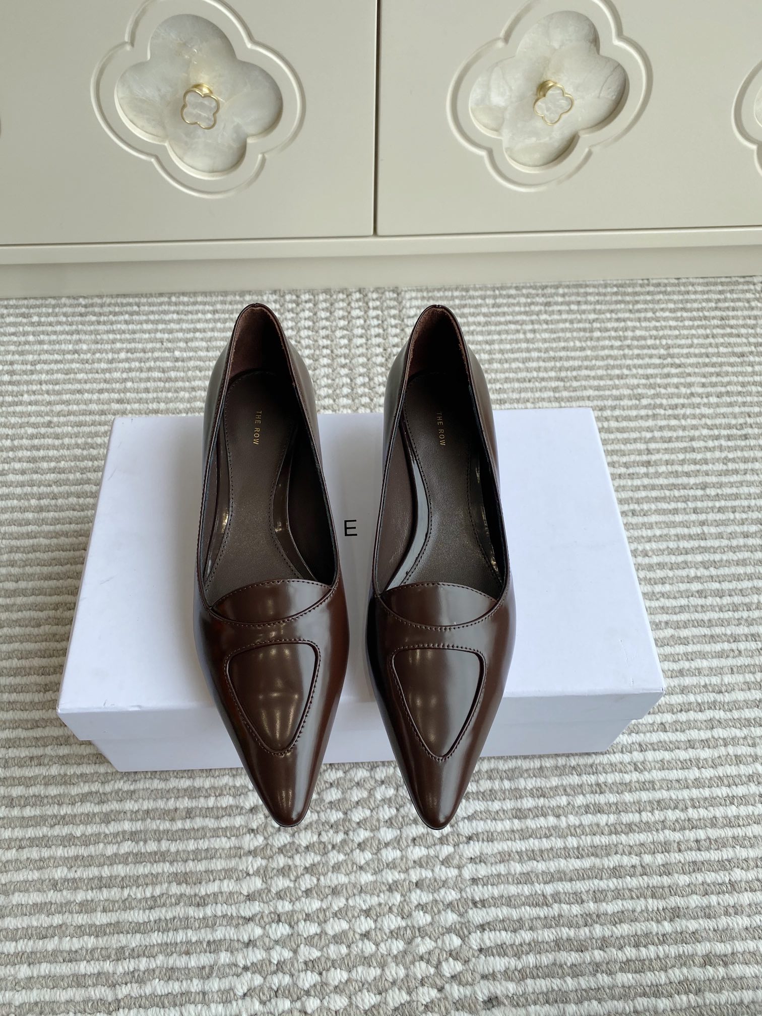 NO:403086,The row 25ss spring and summer new cat heel shoes, the counter new style The Row original replica correct outsole welcomes the counter comparison!  A simple, delicate and warm single shoe that can be worn in different styles and has different flavors. The inner foot padded sheepskin is very soft and easy to wear and will never wear. It has a low-key name called the row. It is minimalist and has a little magic in it, which is irresistible!  Fabric: Imported calfskin with edge beads, inner lining and foot pads imported sheepskin, genuine leather sole shot out, comfortable and non-slip!  Size 35-40 (40 customized), high heels, cowhide, sheepskin, Leather soles19860909批 The row 25ss 春夏季新款猫跟单鞋 专柜新款The Row 原版复刻正确大底欢迎专柜对比！ 一款简单秀气又能保暖的单鞋,可搭配各种风格穿出不同风味,内里垫脚羊皮 非常柔软好穿,绝对不会磨脚的一款鞋子,有一低调叫the row,极简中带点魔力,让人无法抗拒！ 面料: 进口小牛皮开边珠 内里和垫脚进口羊皮 真皮大底射出,舒适又防滑！ 码数35-40（40订做）,高跟鞋单鞋,high heels,cowhide,sheepskin,Leather soles,Women's Shoes