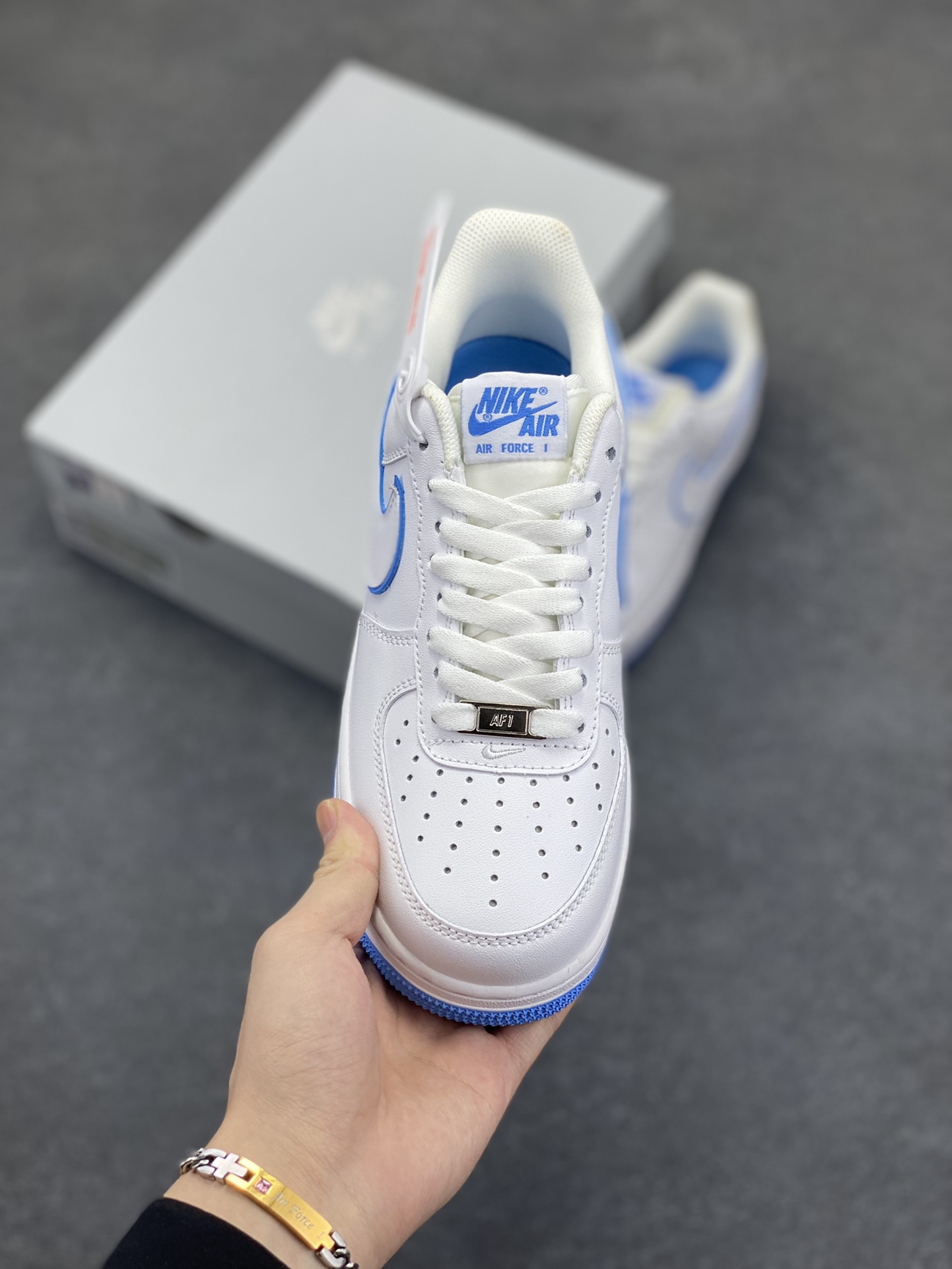图片[2]-福利特价 Nike Air Force 1 Low 白蓝边 空军一号低帮运动休闲板鞋 原楦头原纸板 打造纯正空军版型 专注外贸渠道 全掌内置蜂窝气垫 原盒配件 原厂中底钢印、拉帮完美 货号：DV0788-101 尺码：36 36.5 37.5 38 38.5 39 40 40.5 41 42 42.5 43 44 44.5 45-选品中心