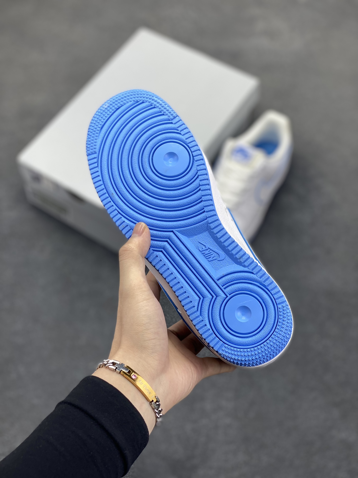图片[5]-福利特价 Nike Air Force 1 Low 白蓝边 空军一号低帮运动休闲板鞋 原楦头原纸板 打造纯正空军版型 专注外贸渠道 全掌内置蜂窝气垫 原盒配件 原厂中底钢印、拉帮完美 货号：DV0788-101 尺码：36 36.5 37.5 38 38.5 39 40 40.5 41 42 42.5 43 44 44.5 45-选品中心