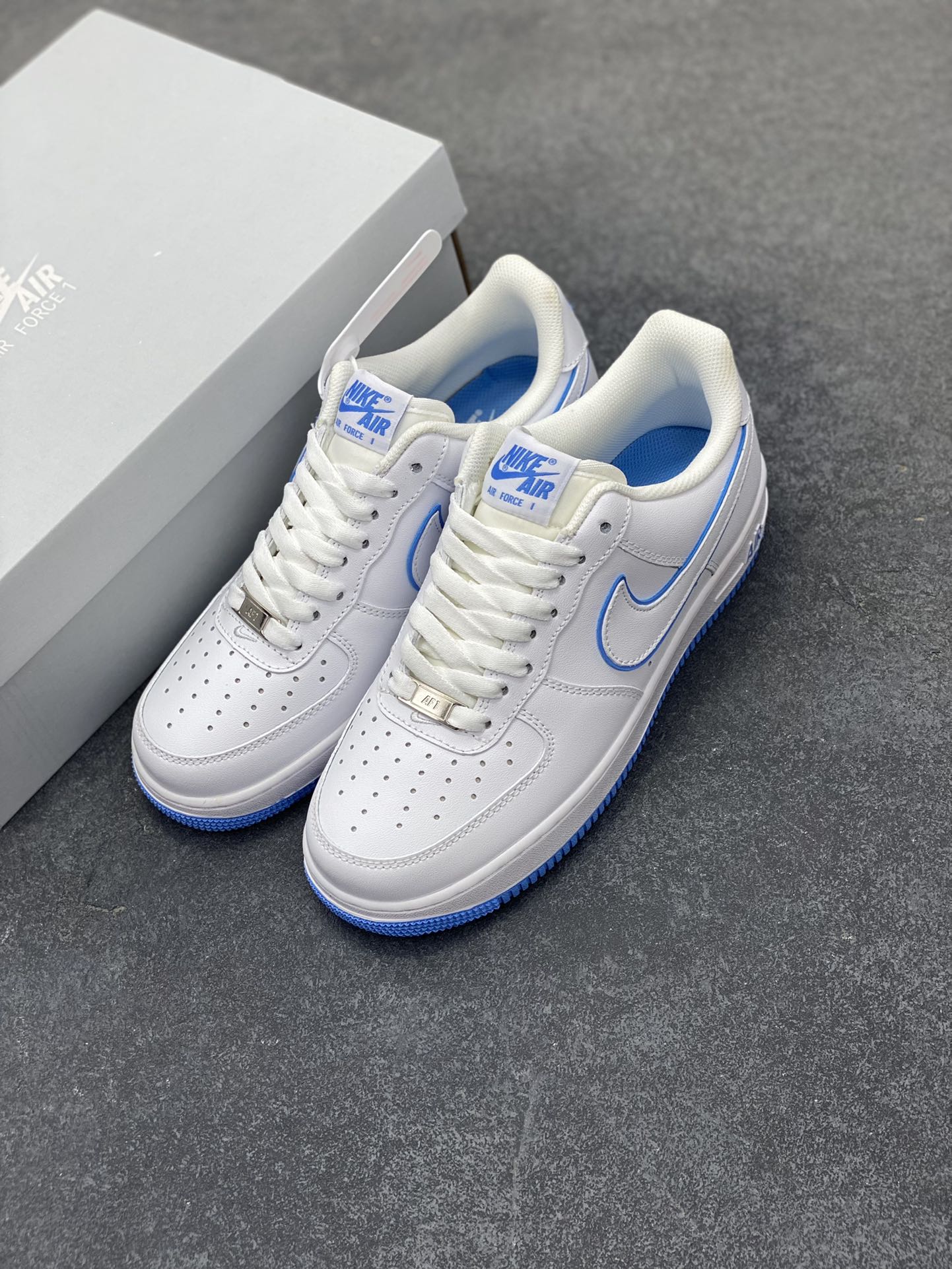 图片[8]-福利特价 Nike Air Force 1 Low 白蓝边 空军一号低帮运动休闲板鞋 原楦头原纸板 打造纯正空军版型 专注外贸渠道 全掌内置蜂窝气垫 原盒配件 原厂中底钢印、拉帮完美 货号：DV0788-101 尺码：36 36.5 37.5 38 38.5 39 40 40.5 41 42 42.5 43 44 44.5 45-选品中心